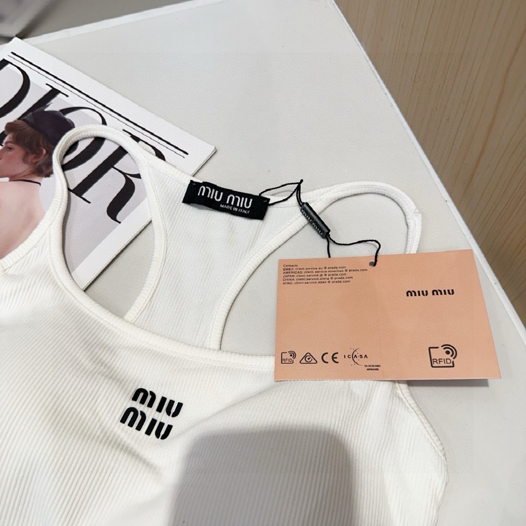 miumiu背心，搭外套单穿超。爆均码
