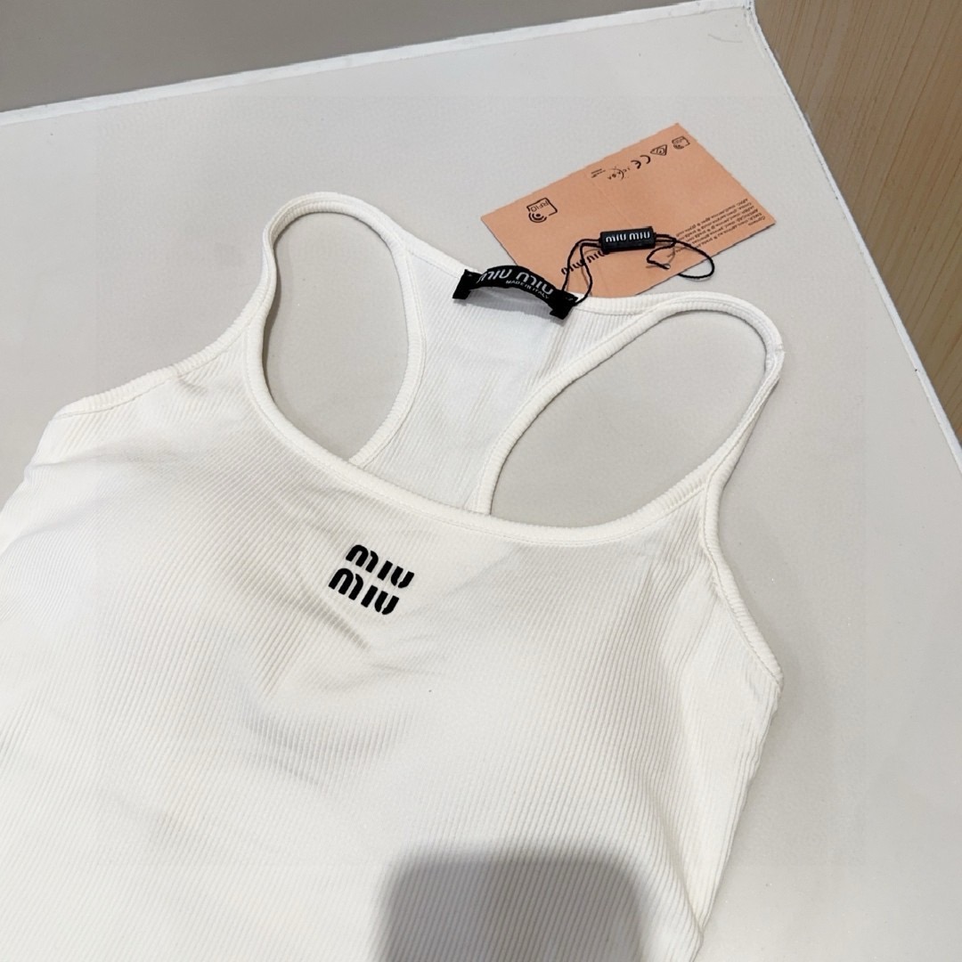 miumiu背心，搭外套单穿超。爆均码
