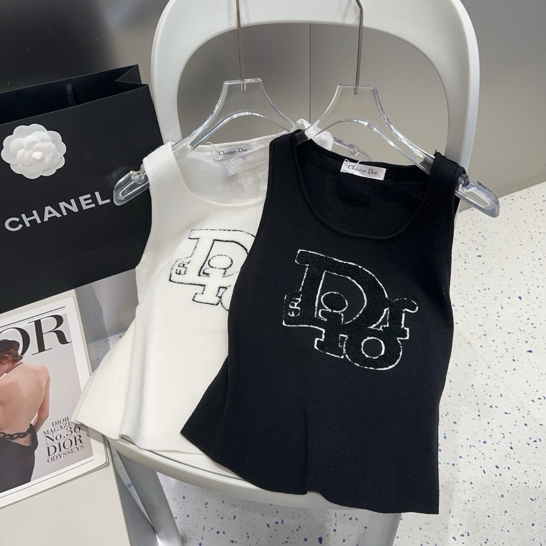 NO:895717,Dior vest, worn alone with a jacket, one-size-fits-all swimsuits, swim trunks, bikinis, swimsuits, swimming trunks, bikinis, dior, jackets & coats, swimsuits, bikinis19860909迪奥背心,搭外套单穿超爆 均码泳衣泳裤比基尼,泳衣，泳裤，比基尼,dior,jackets & coats,swimsuits,bikinis,accessory