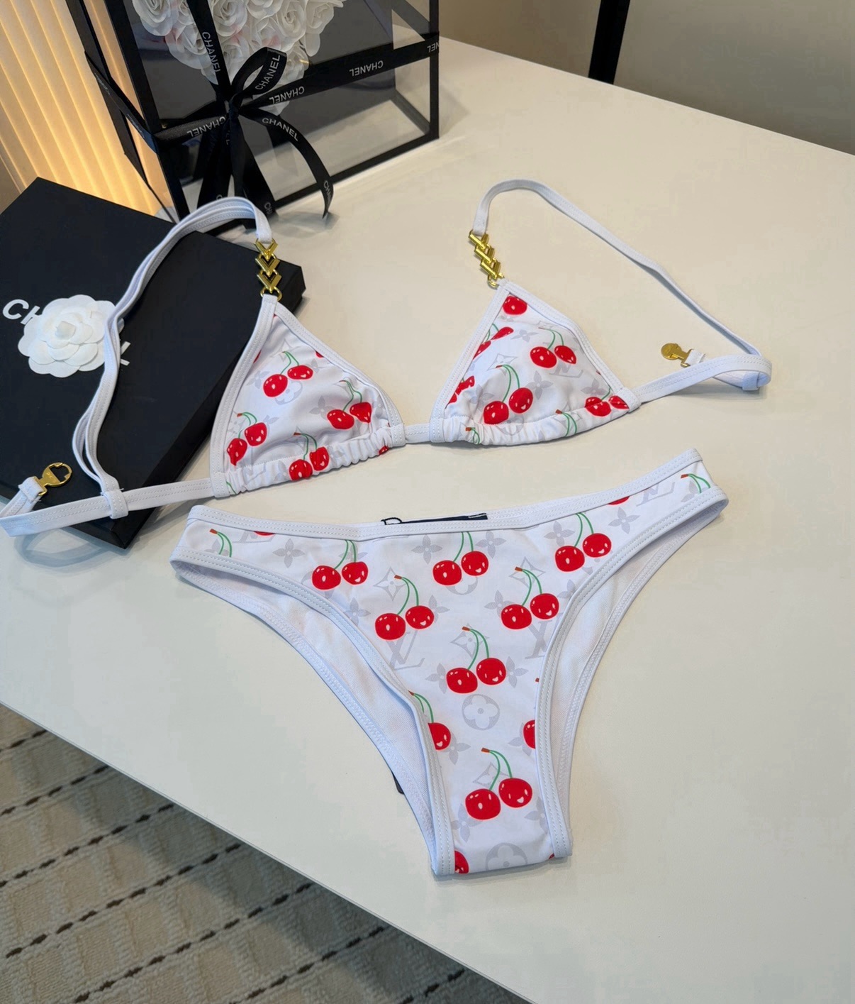 NO:920982,LV swimsuit, the upper body is slim and beautiful!  Wearing a very fashionable SML swimsuit, swimming trunks, bikini, swimsuit, swimming trunks, bikini, louis vuitton, swimsuits, bikinis19860909Lv泳衣,上身显瘦而且好看！穿着很洋气SML泳衣泳裤比基尼,泳衣，泳裤，比基尼,louis vuitton,swimsuits,bikinis,accessory