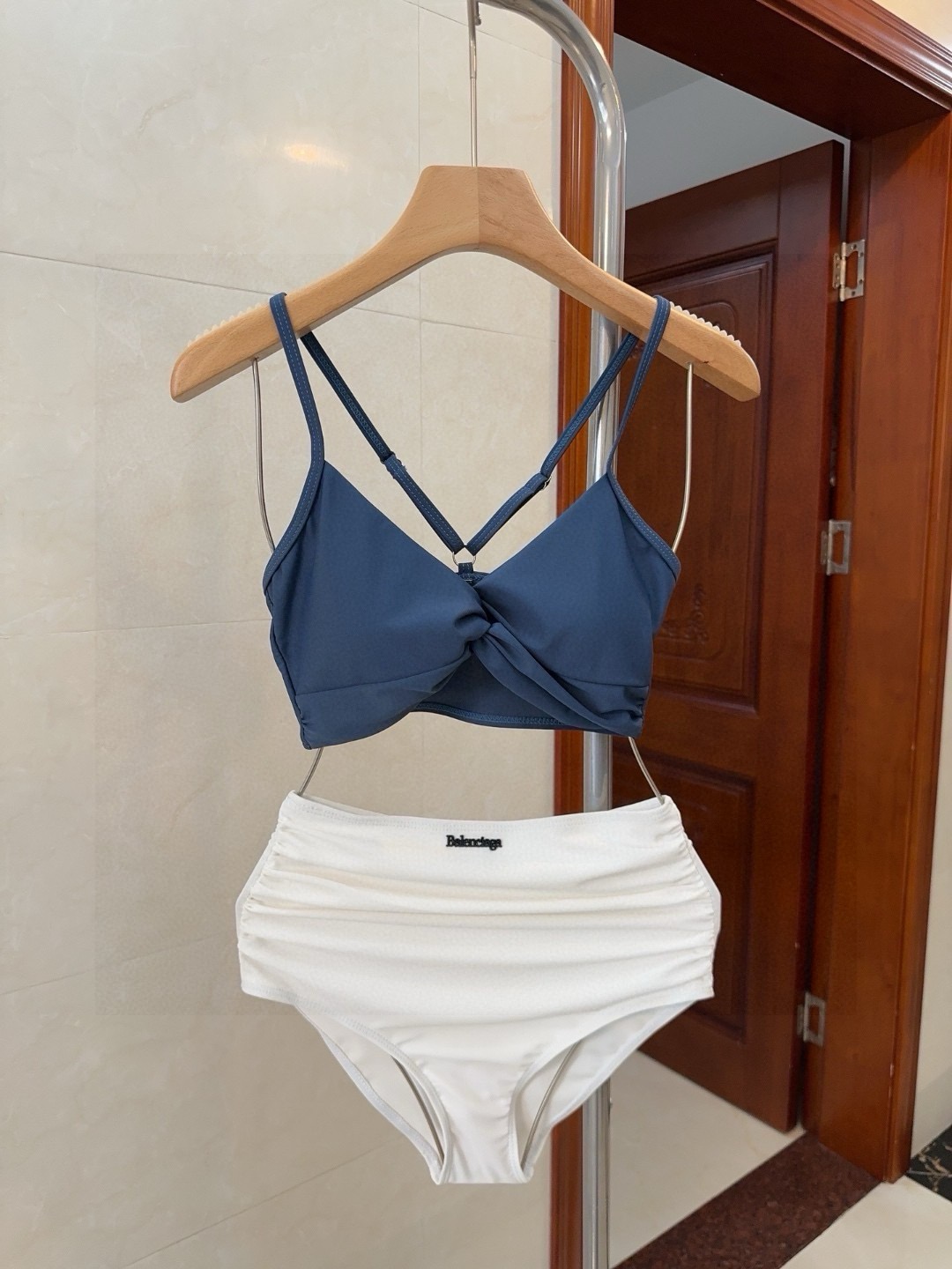 NO:921136,Balenciaga's new swimsuit, a must-have for fashionistas!  The real thing is super nice!  It’s great to take photos on vacation at the beach!  SML swimsuit, swim trunks, bikini, swimsuit, swimming trunks, bikini, balenciaga, swimsuits, bikinis19860909巴黎世家新款泳衣,时尚潮人必备！实物超级好看！海边度假拍照超级好！SML泳衣泳裤比基尼,泳衣，泳裤，比基尼,balenciaga,swimsuits,bikinis,accessory