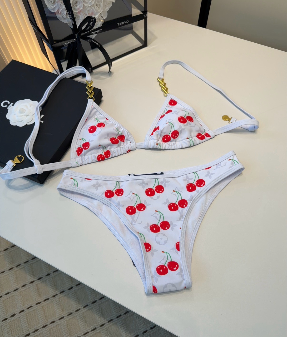 NO:942893,LV swimsuit, the upper body is slim and beautiful!  Wearing a very fashionable SML swimsuit, swimming trunks, bikini, swimsuit, swimming trunks, bikini, louis vuitton, swimsuits, bikinis19860909Lv泳衣,上身显瘦而且好看！穿着很洋气SML泳衣泳裤比基尼,泳衣，泳裤，比基尼,louis vuitton,swimsuits,bikinis,accessory