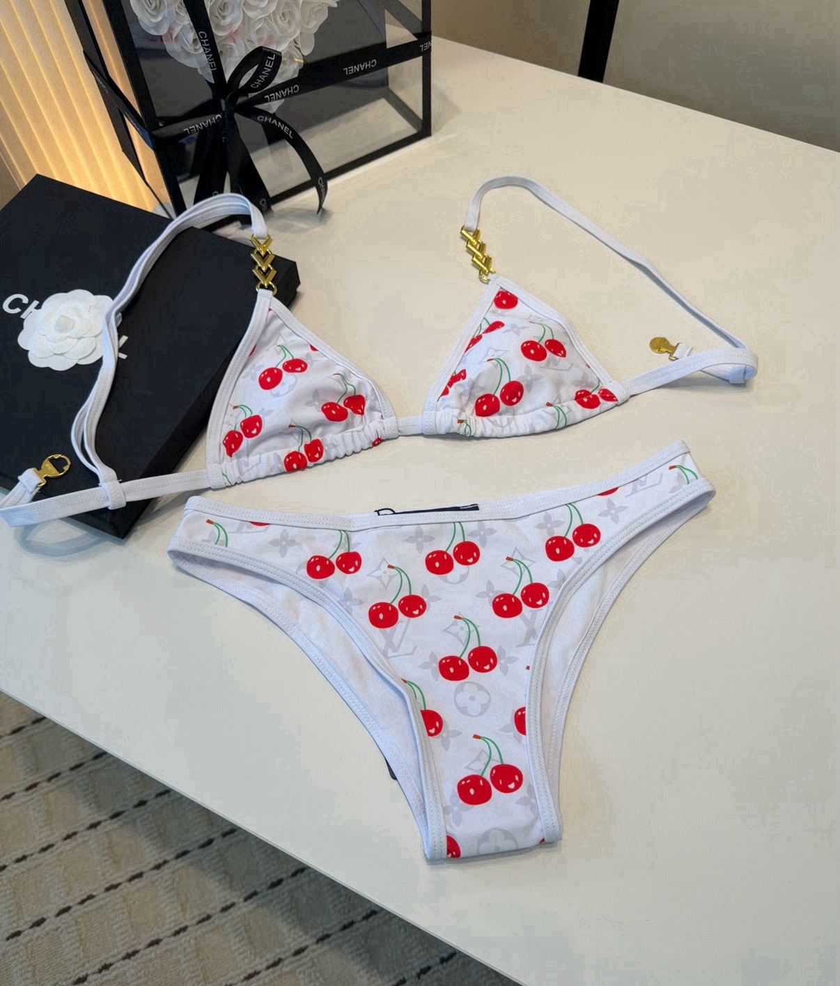 NO:943368,LV swimsuit, the upper body is slim and beautiful!  Wearing a very fashionable SML swimsuit, swimming trunks, bikini, swimsuit, swimming trunks, bikini, louis vuitton, swimsuits, bikinis19860909Lv泳衣,上身显瘦而且好看！穿着很洋气SML泳衣泳裤比基尼,泳衣，泳裤，比基尼,louis vuitton,swimsuits,bikinis,accessory