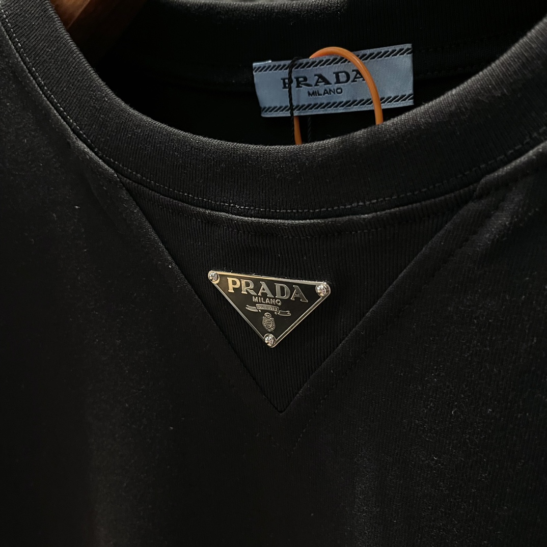 新款普家新款T恤面料采用顶级原版精梳棉前幅标金属logo顶级的做工高端品质男女同款尺码:S-XL颜色黑白
