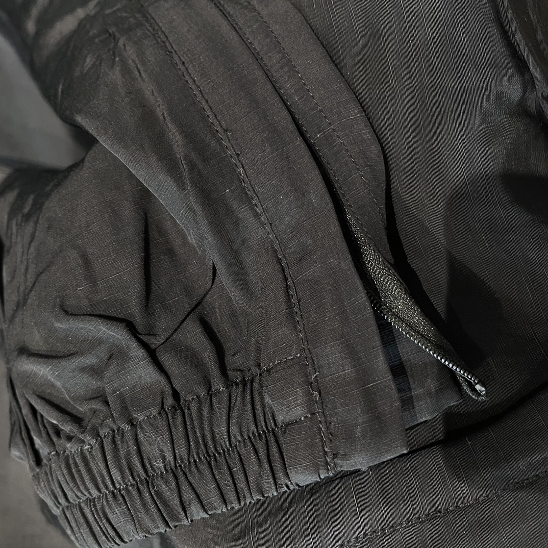 川久保玲新款休闲裤采用超薄优质进口混纺材质上身亲肤舒适设计品牌理念经典时尚暗黑风格logo采用刺绣工艺裤