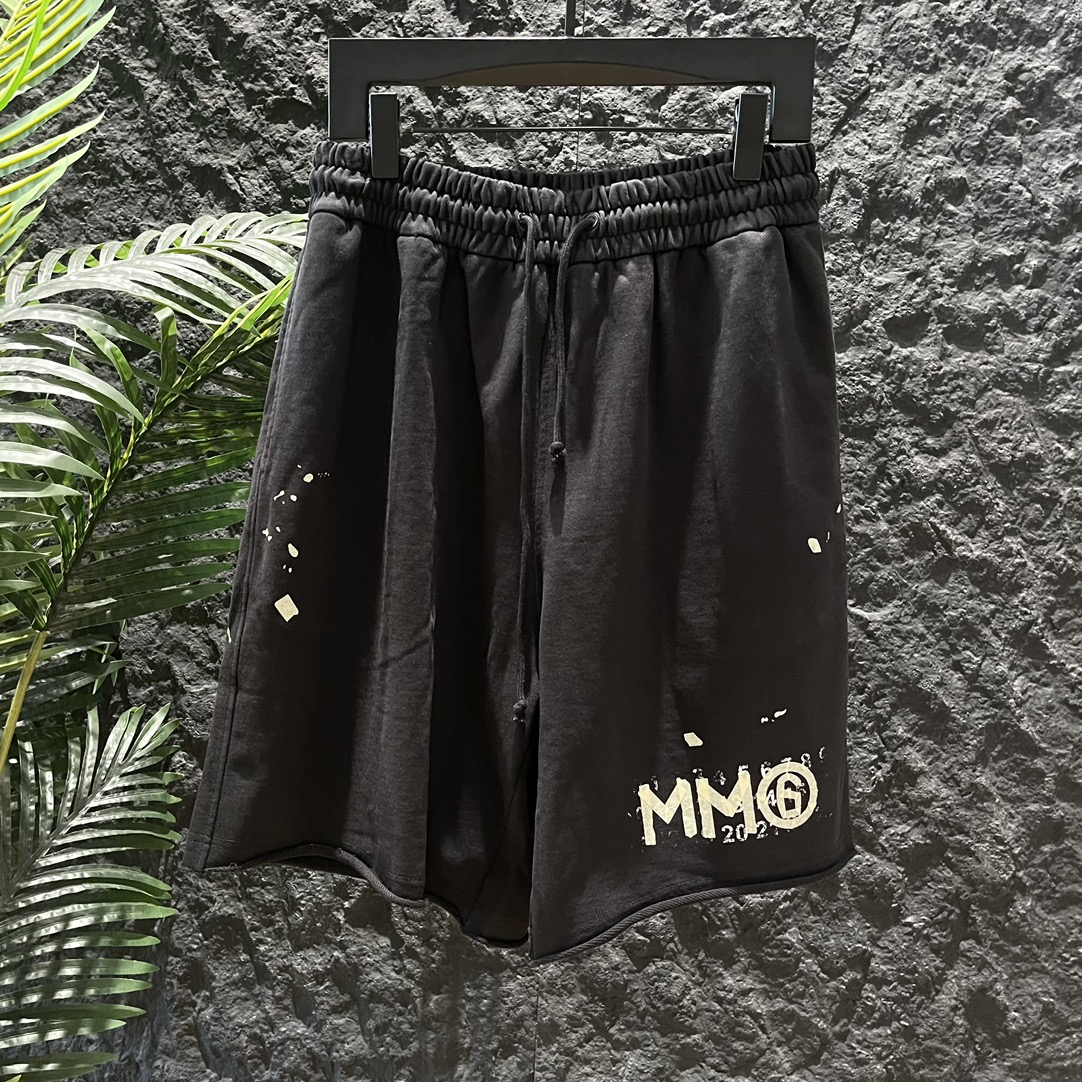 MM6夏季短裤采用优质棉质面料亲肤舒适！版型完美！百搭款！前幅字母印花泼墨拼接设计别具一格上身效果潮流时