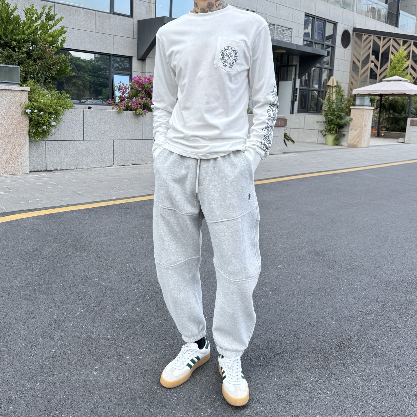 P85
克罗心🌟新款秋冬长袖🆕采用纯棉面料，手感细腻，搭配印花logo品牌标识，超级时尚洋气！码数：S-XL男女同款