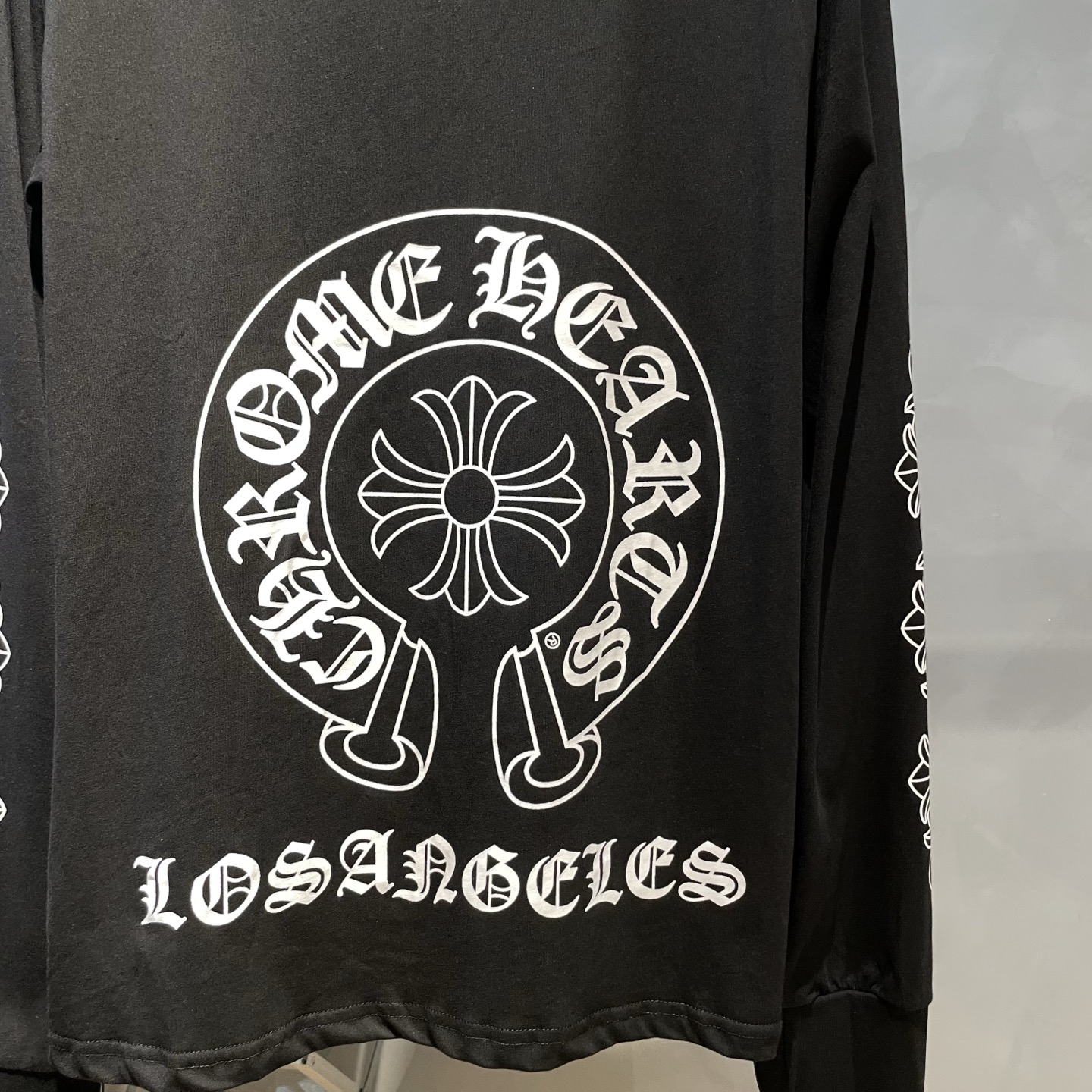 P85
🌈克罗心🌟新款秋冬长袖🆕采用纯棉面料，手感细腻，搭配印花logo品牌标识，超级时尚洋气！码数：S-XL男女同款