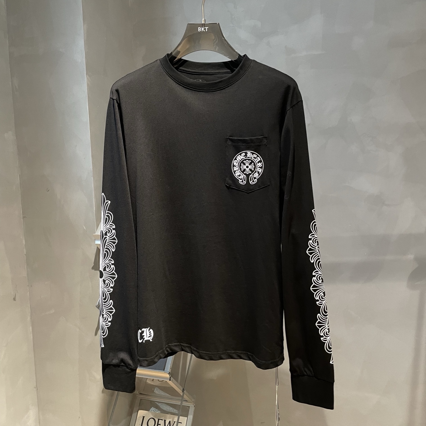 P85
🌈克罗心🌟新款秋冬长袖🆕采用纯棉面料，手感细腻，搭配印花logo品牌标识，超级时尚洋气！码数：S-XL男女同款