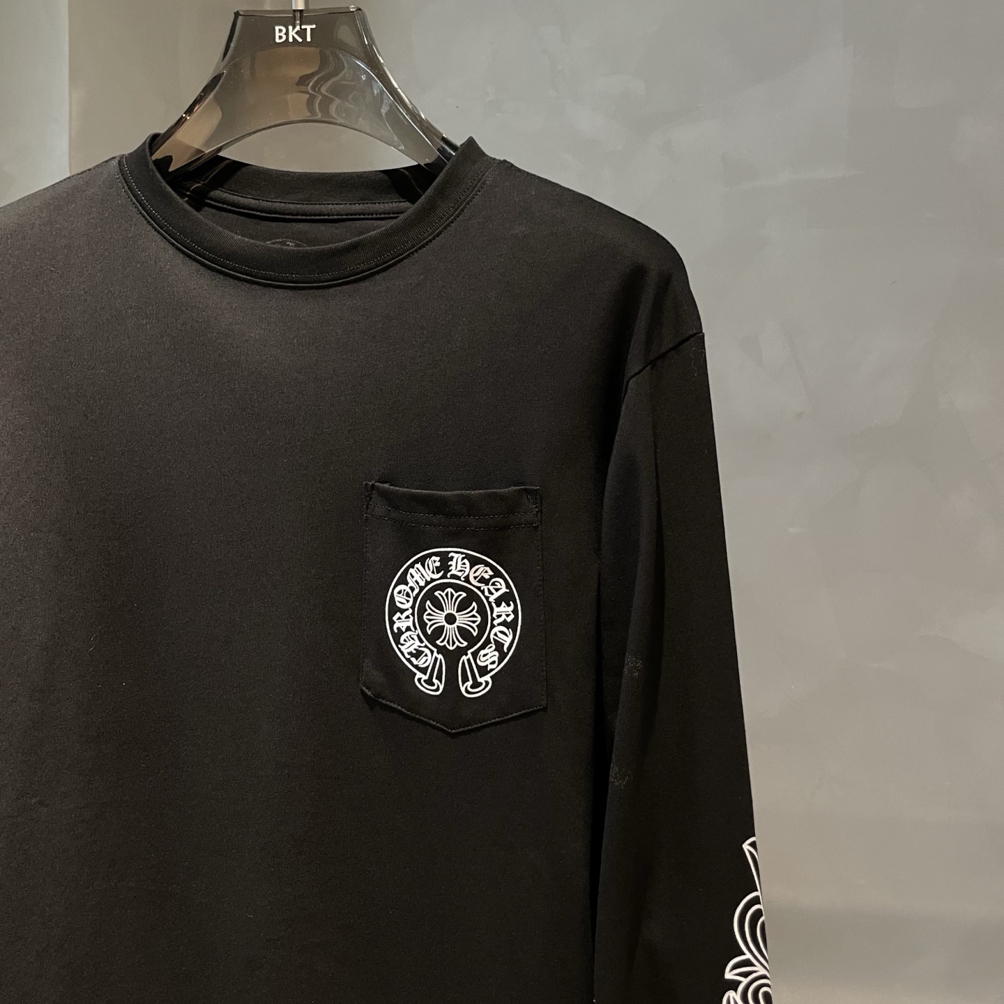 P85
🌈克罗心🌟新款秋冬长袖🆕采用纯棉面料，手感细腻，搭配印花logo品牌标识，超级时尚洋气！码数：S-XL男女同款