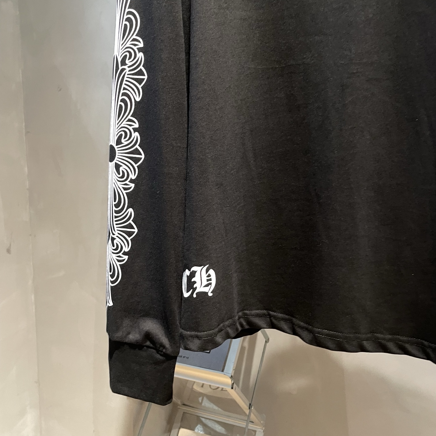 P85
🌈克罗心🌟新款秋冬长袖🆕采用纯棉面料，手感细腻，搭配印花logo品牌标识，超级时尚洋气！码数：S-XL男女同款