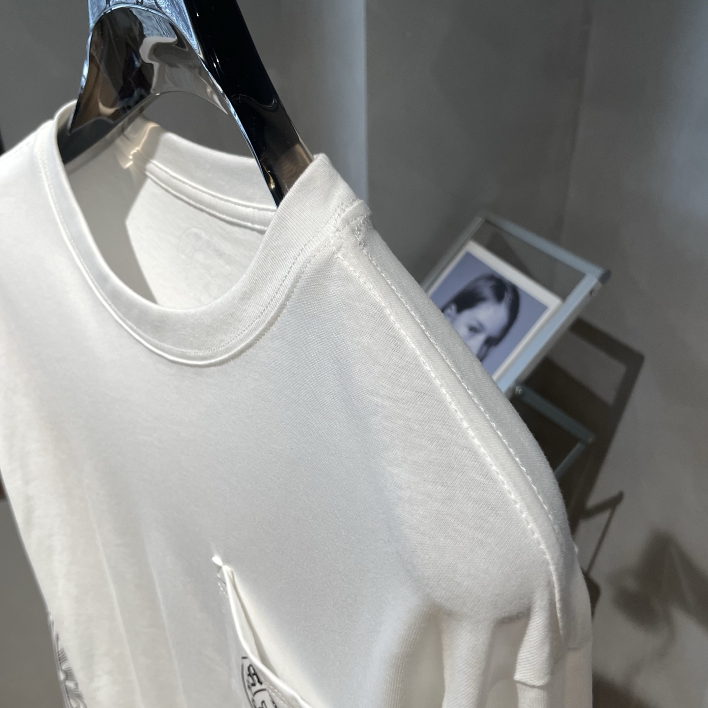 P85
克罗心🌟新款秋冬长袖🆕采用纯棉面料，手感细腻，搭配印花logo品牌标识，超级时尚洋气！码数：S-XL男女同款