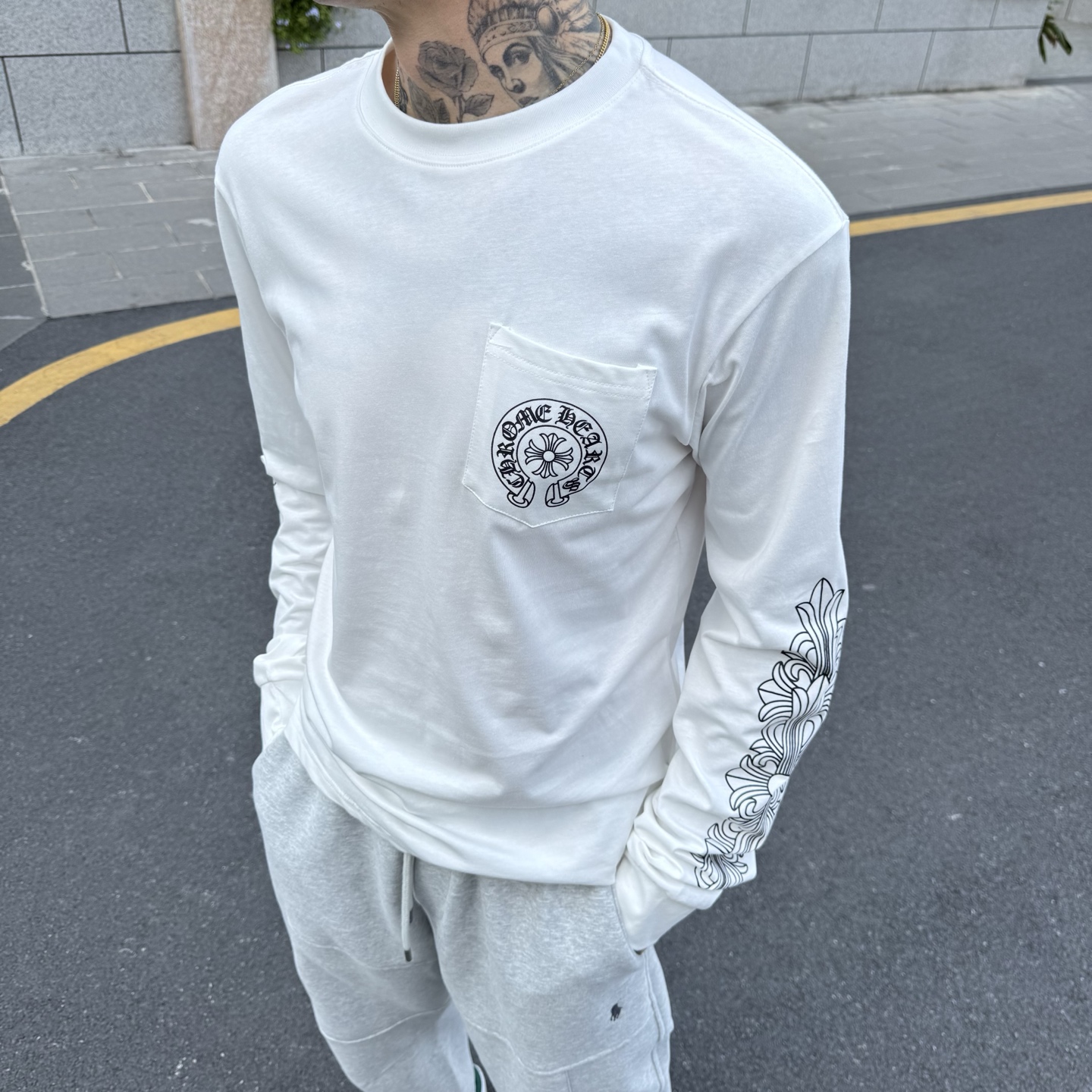 P85
克罗心🌟新款秋冬长袖🆕采用纯棉面料，手感细腻，搭配印花logo品牌标识，超级时尚洋气！码数：S-XL男女同款