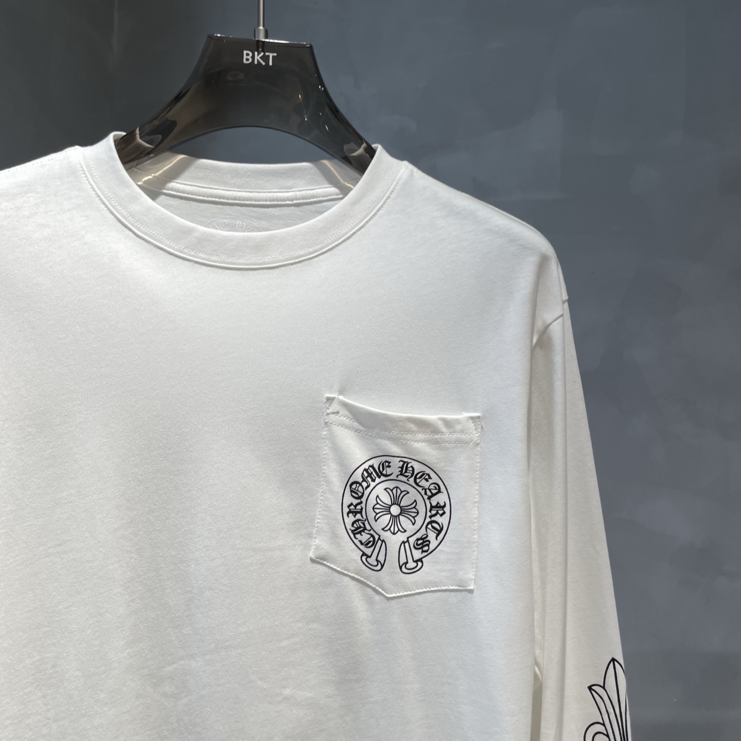 P85
克罗心🌟新款秋冬长袖🆕采用纯棉面料，手感细腻，搭配印花logo品牌标识，超级时尚洋气！码数：S-XL男女同款