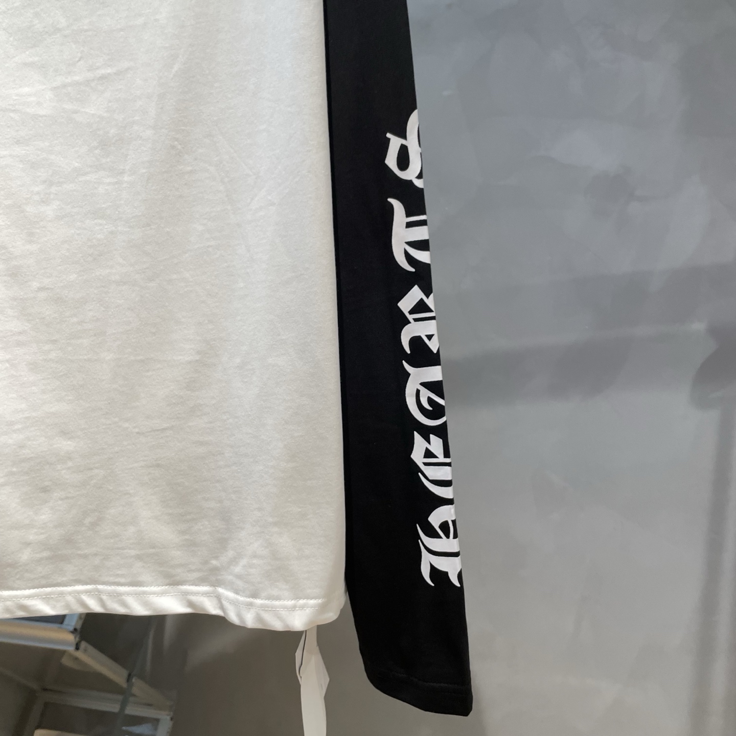 P85
克罗心🌟新款秋冬长袖🆕采用纯棉面料，手感细腻，搭配印花logo品牌标识，超级时尚洋气！码数：S-XL男女同款