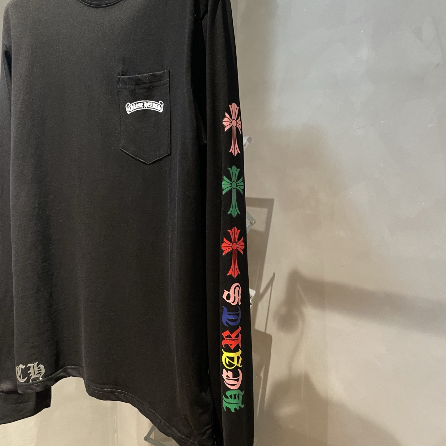 P90
🌈克罗心🌟新款秋冬长袖🆕采用纯棉面料，手感细腻，搭配印花logo品牌标识，超级时尚洋气！码数：S-XL男女同款