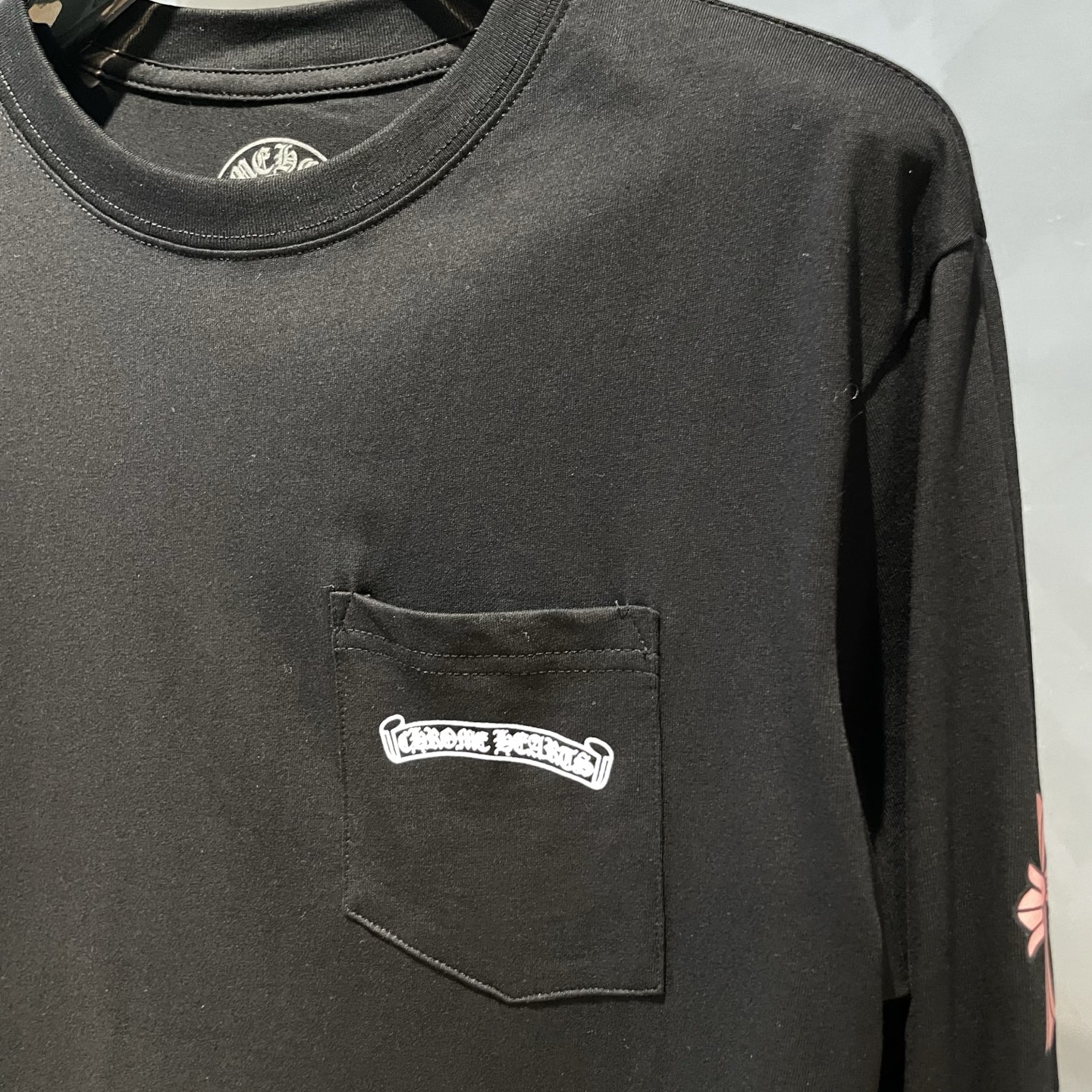 P90
🌈克罗心🌟新款秋冬长袖🆕采用纯棉面料，手感细腻，搭配印花logo品牌标识，超级时尚洋气！码数：S-XL男女同款