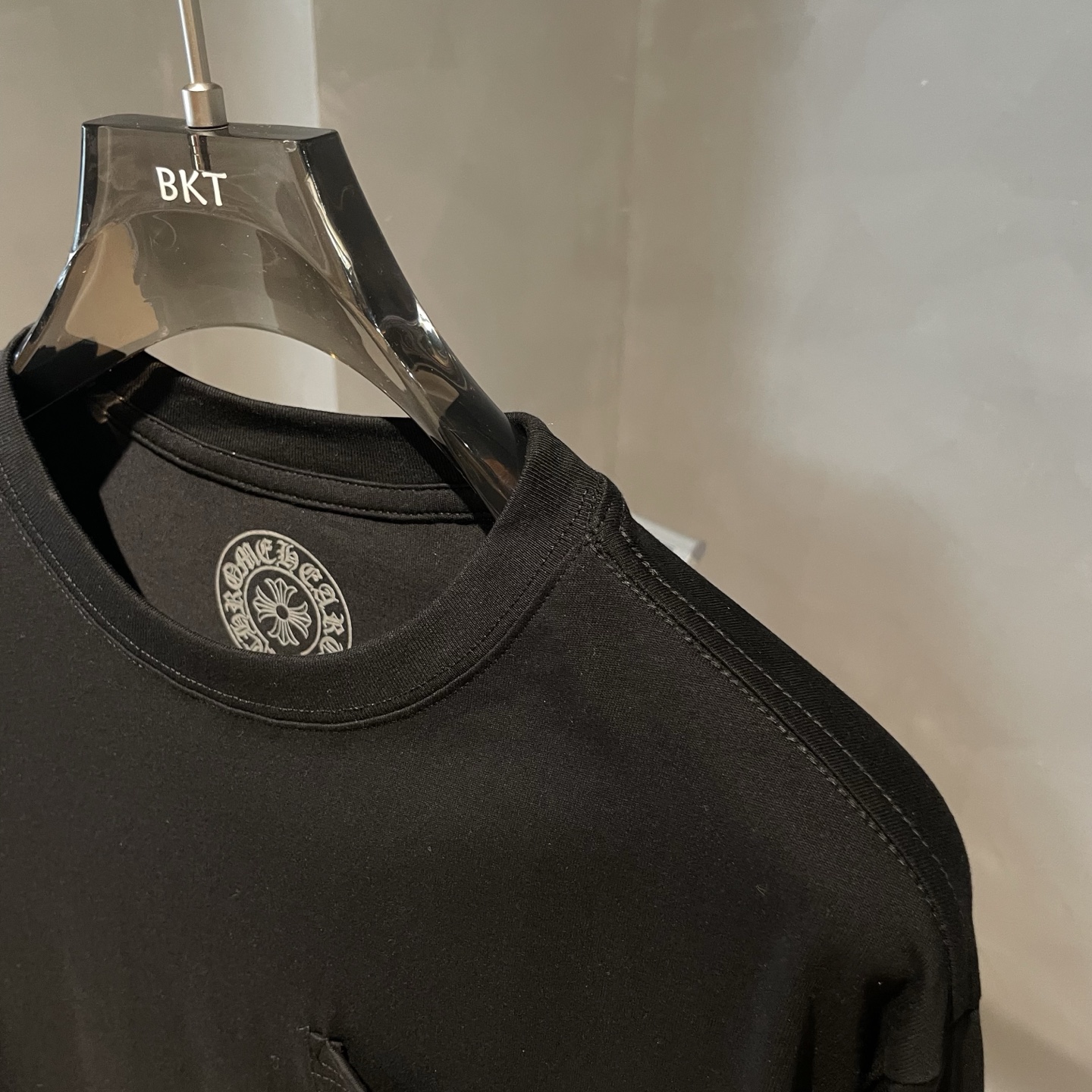 P90
🌈克罗心🌟新款秋冬长袖🆕采用纯棉面料，手感细腻，搭配印花logo品牌标识，超级时尚洋气！码数：S-XL男女同款