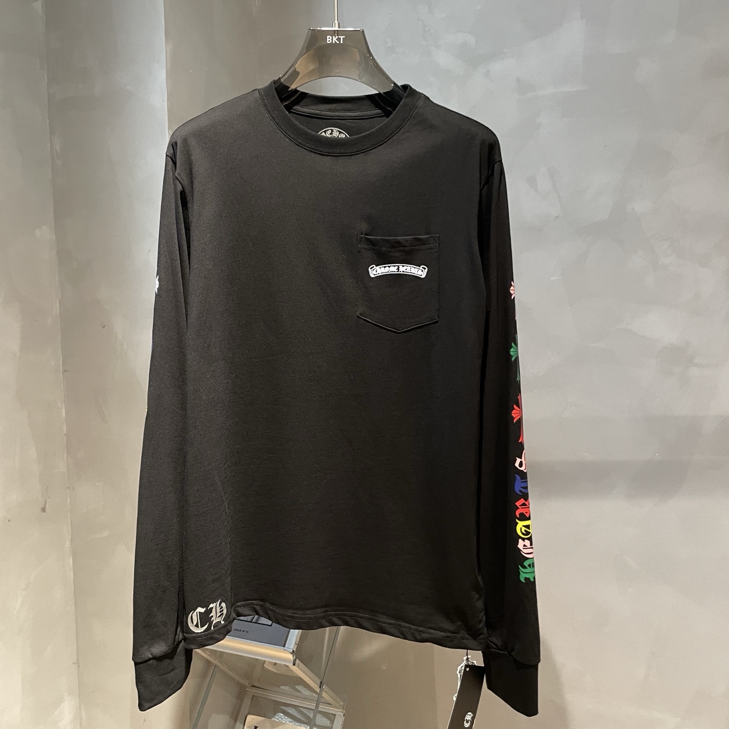 P90
🌈克罗心🌟新款秋冬长袖🆕采用纯棉面料，手感细腻，搭配印花logo品牌标识，超级时尚洋气！码数：S-XL男女同款