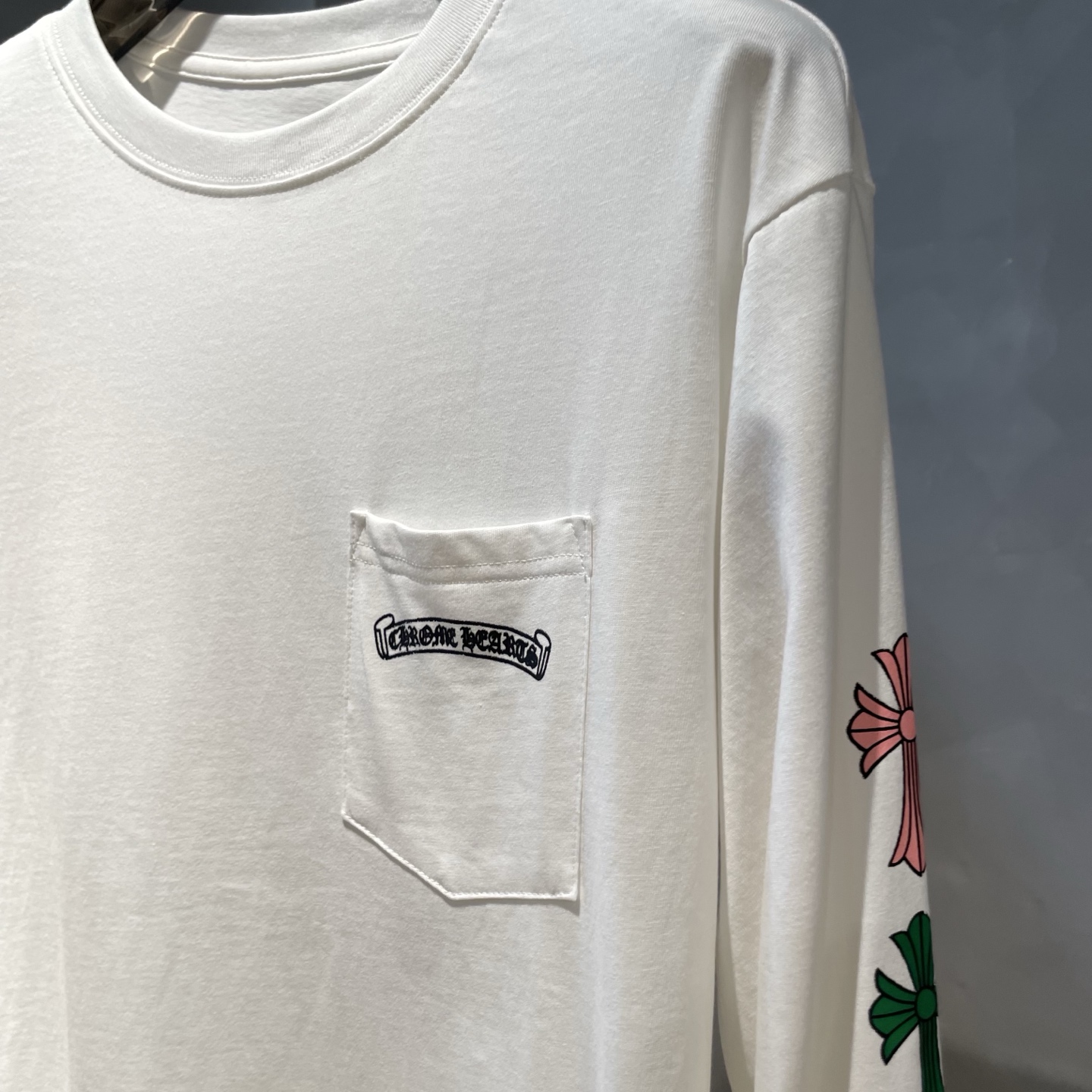 P90
🌈克罗心🌟新款秋冬长袖🆕采用纯棉面料，手感细腻，搭配印花logo品牌标识，超级时尚洋气！码数：S-XL男女同款