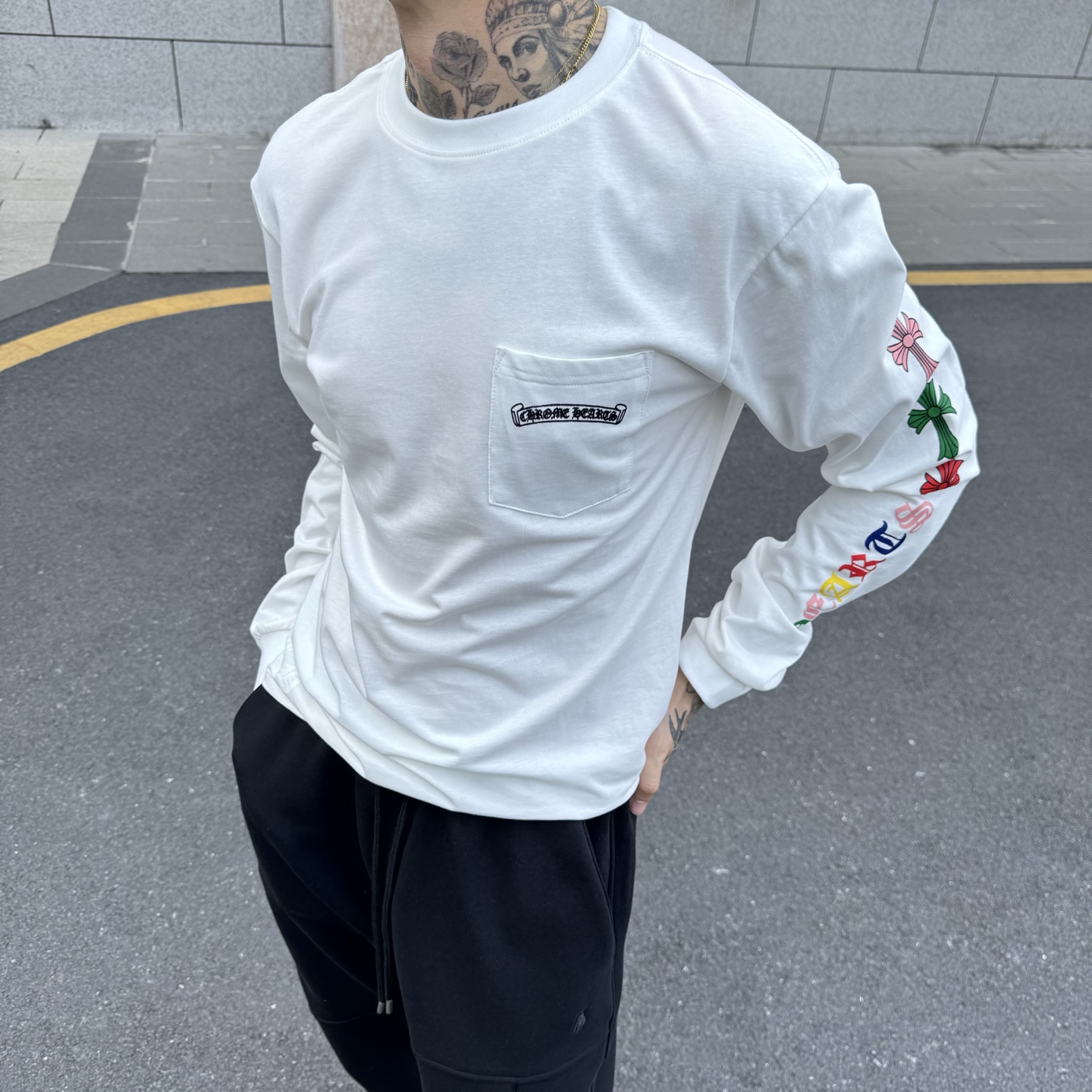 P90
🌈克罗心🌟新款秋冬长袖🆕采用纯棉面料，手感细腻，搭配印花logo品牌标识，超级时尚洋气！码数：S-XL男女同款