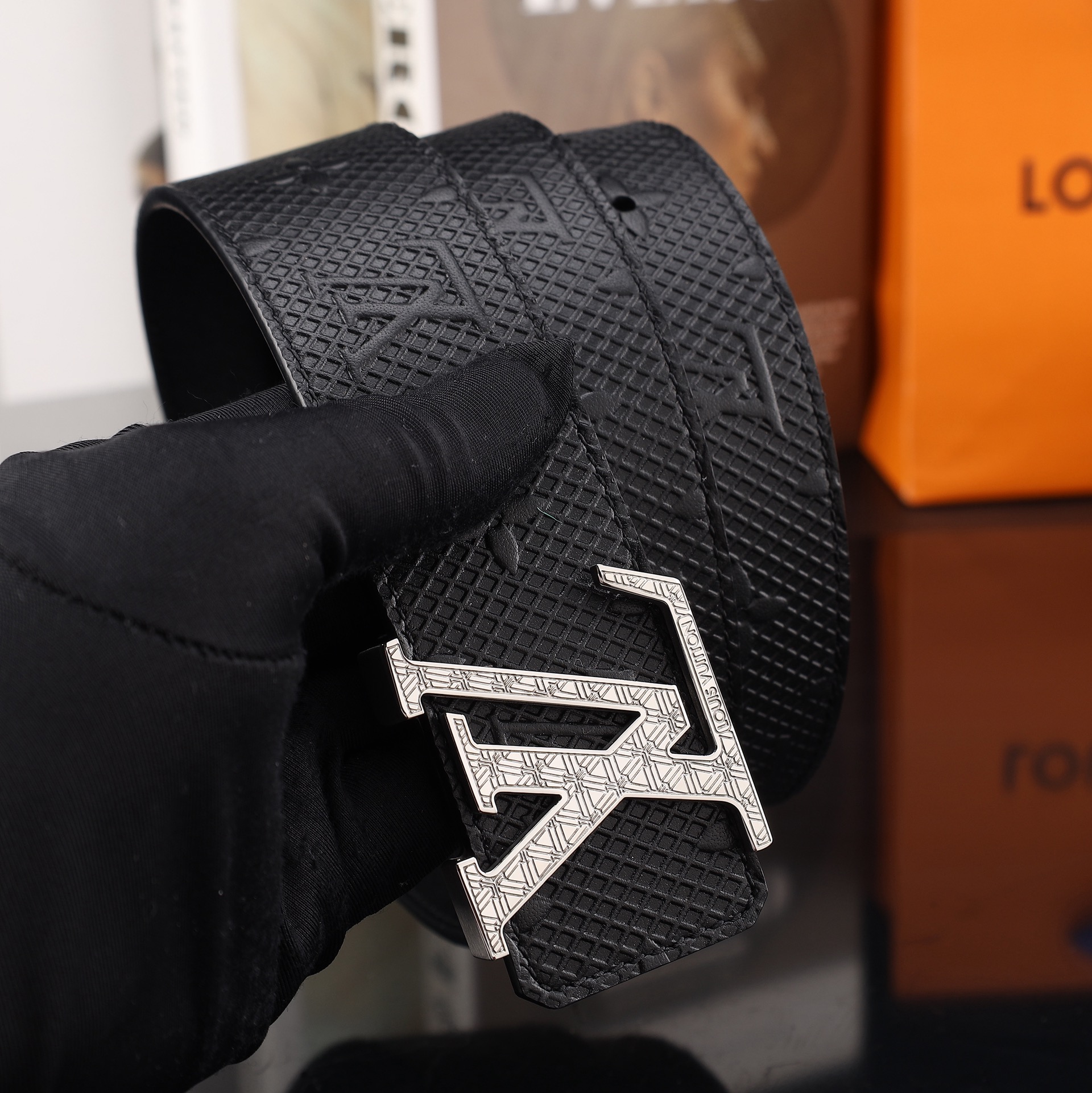 路易威登冲孔㊙️原单高端品质🎗专柜官网同步🌟宽度3.9冲孔精美扣头💯意大利进口头层原版花纹✨纹理消晰真实