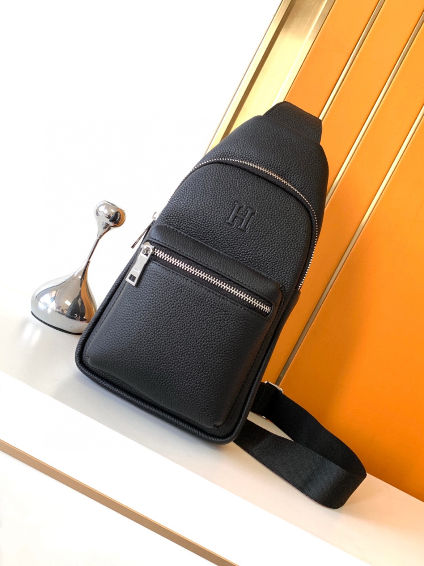 型号：52573A黑色专柜专用头层牛皮新款胸口包，光泽好上档次，高纤维布裡，专柜五金配件，质量超赞。尺寸