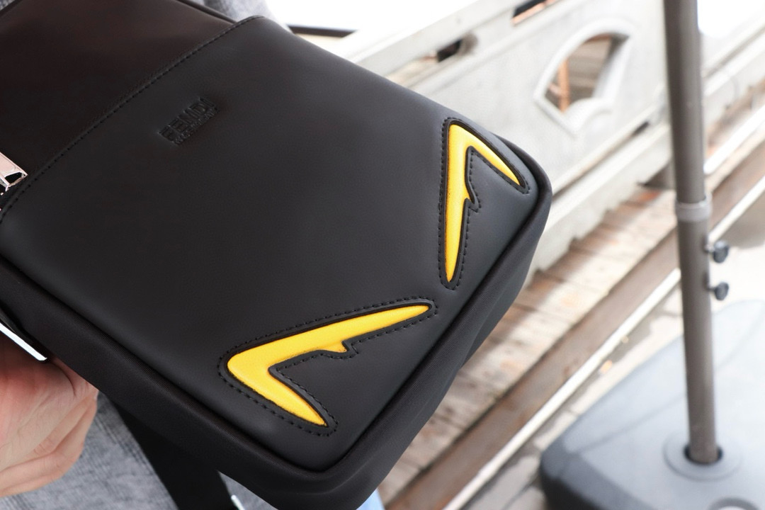 FENDI小怪兽長方形バックパック 男士斜め掛け胸バッグ