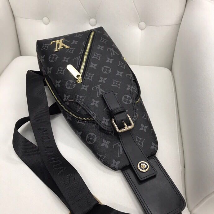 💥（V家款 33103）🇮🇹新款v家胸包。，采用进口头层牛皮、手感非常柔软、高品质五金，特别有档次，设计简单，帅气、耐看
