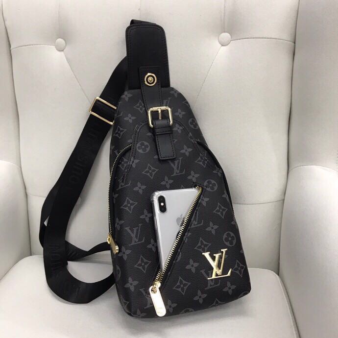 💥（V家款 33103）🇮🇹新款v家胸包。，采用进口头层牛皮、手感非常柔软、高品质五金，特别有档次，设计简单，帅气、耐看