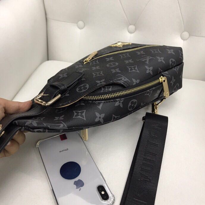 💥（V家款 33103）🇮🇹新款v家胸包。，采用进口头层牛皮、手感非常柔软、高品质五金，特别有档次，设计简单，帅气、耐看