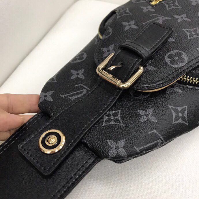 💥（V家款 33103）🇮🇹新款v家胸包。，采用进口头层牛皮、手感非常柔软、高品质五金，特别有档次，设计简单，帅气、耐看