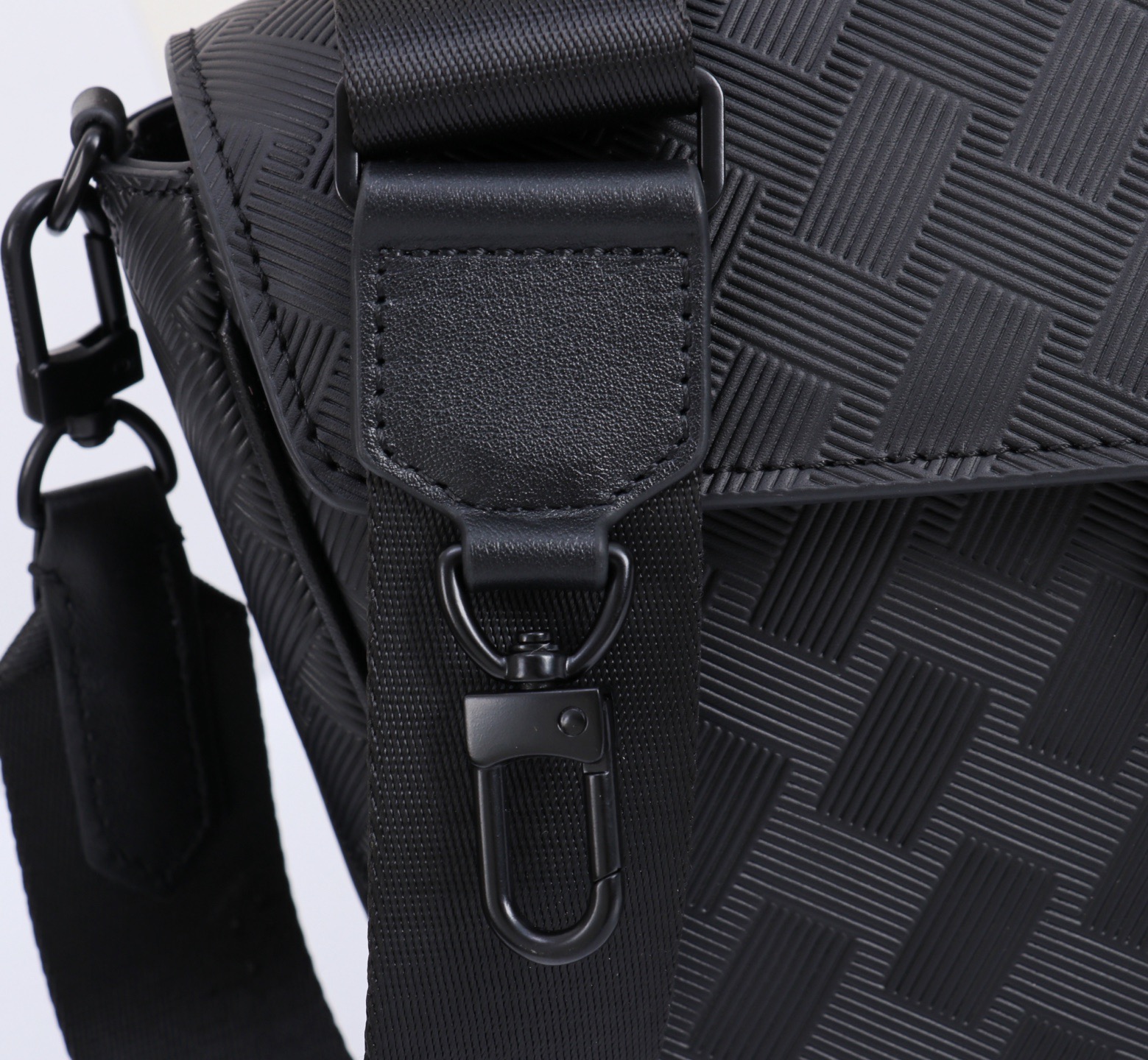MONTBLANC全新万宝龙风尚3.0系列小巧斜挎小包配MLOCK4810带扣 型号:MB# 材质:头层牛皮 包装:专 MONTBLANC全新万宝龙风尚3.0系列小巧斜挎小包配MLOCK4810带扣 型号:MB# 材质:头层牛皮 包装:专