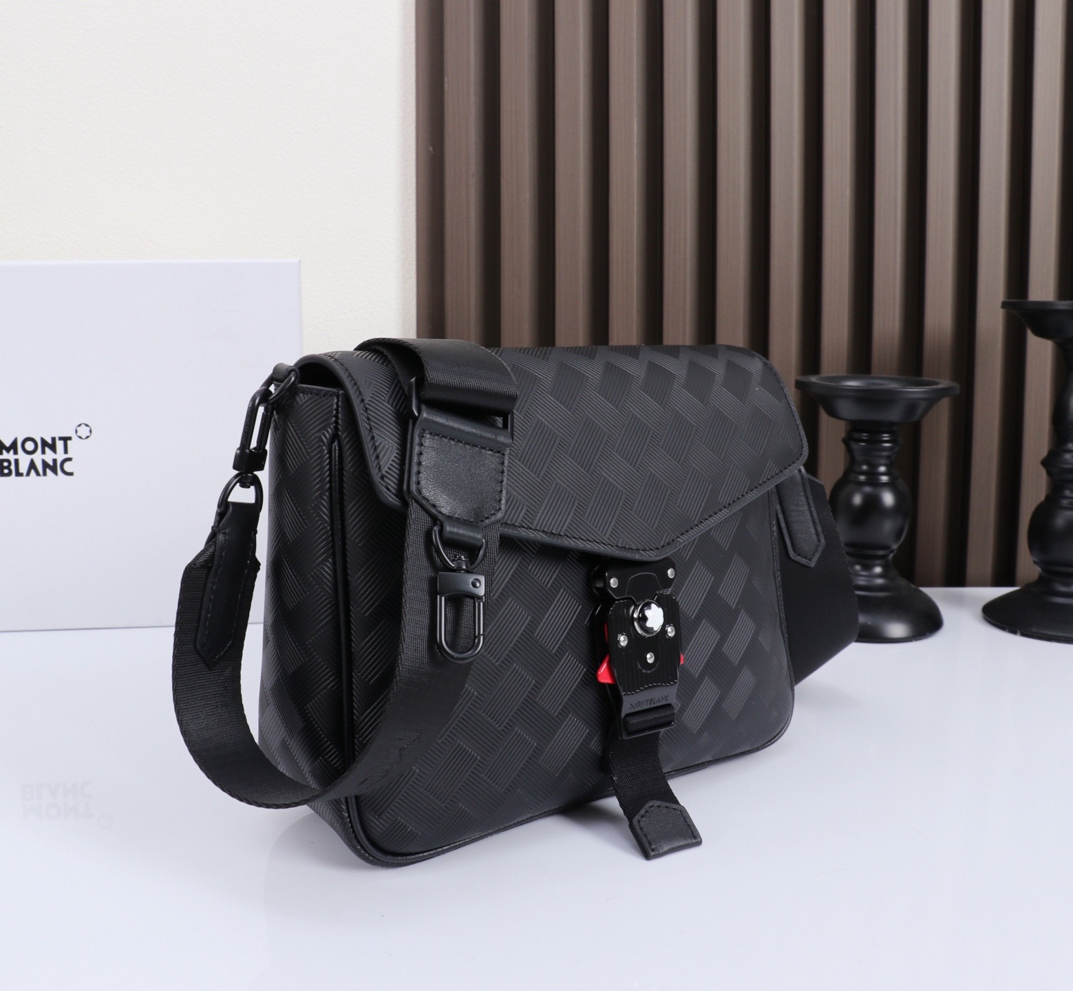 MONTBLANC全新万宝龙风尚3.0系列小巧斜挎小包配MLOCK4810带扣 型号:MB# 材质:头层牛皮 包装:专 MONTBLANC全新万宝龙风尚3.0系列小巧斜挎小包配MLOCK4810带扣 型号:MB# 材质:头层牛皮 包装:专