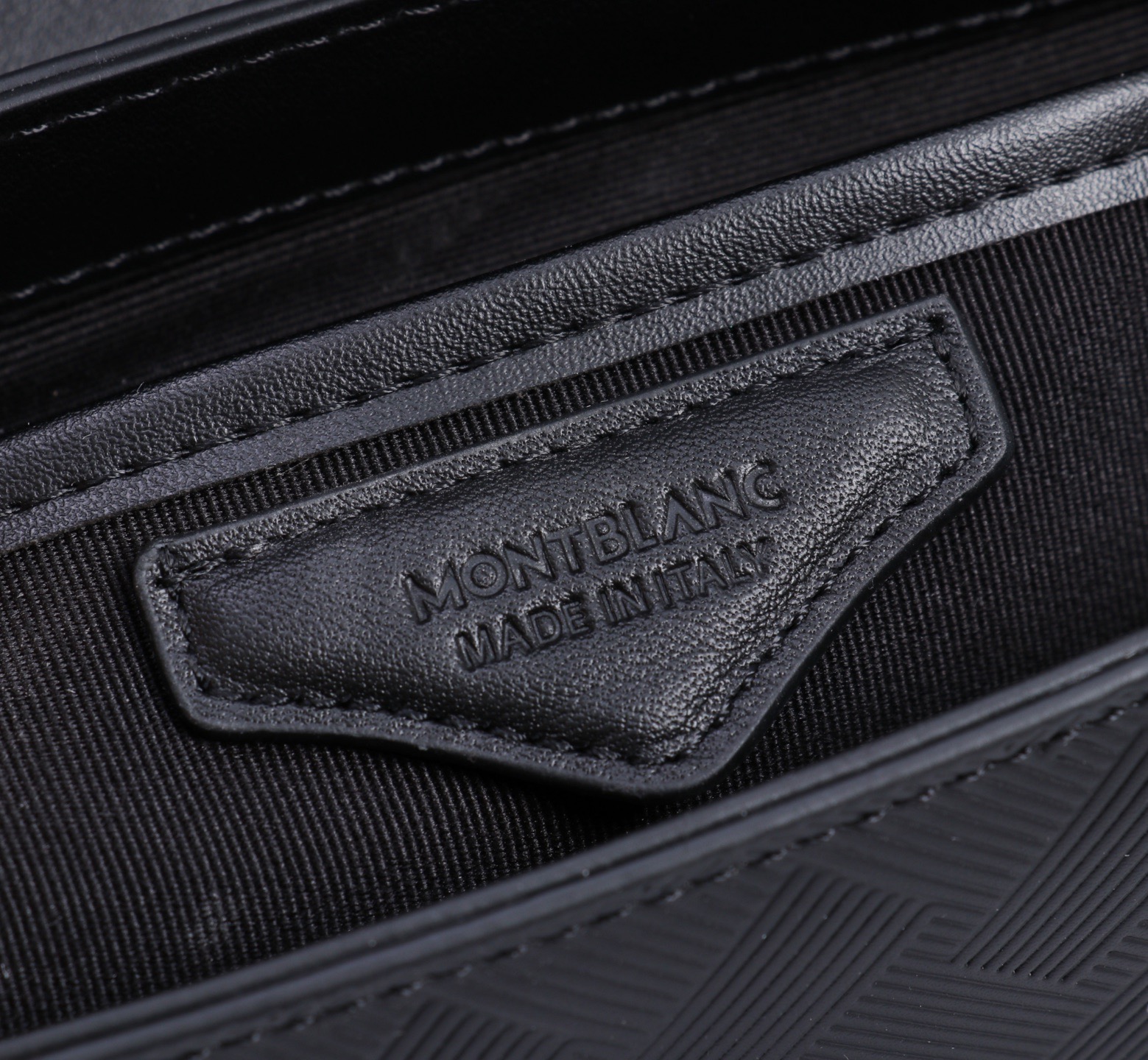 MONTBLANC全新万宝龙风尚3.0系列小巧斜挎小包配MLOCK4810带扣 型号:MB# 材质:头层牛皮 包装:专 MONTBLANC全新万宝龙风尚3.0系列小巧斜挎小包配MLOCK4810带扣 型号:MB# 材质:头层牛皮 包装:专