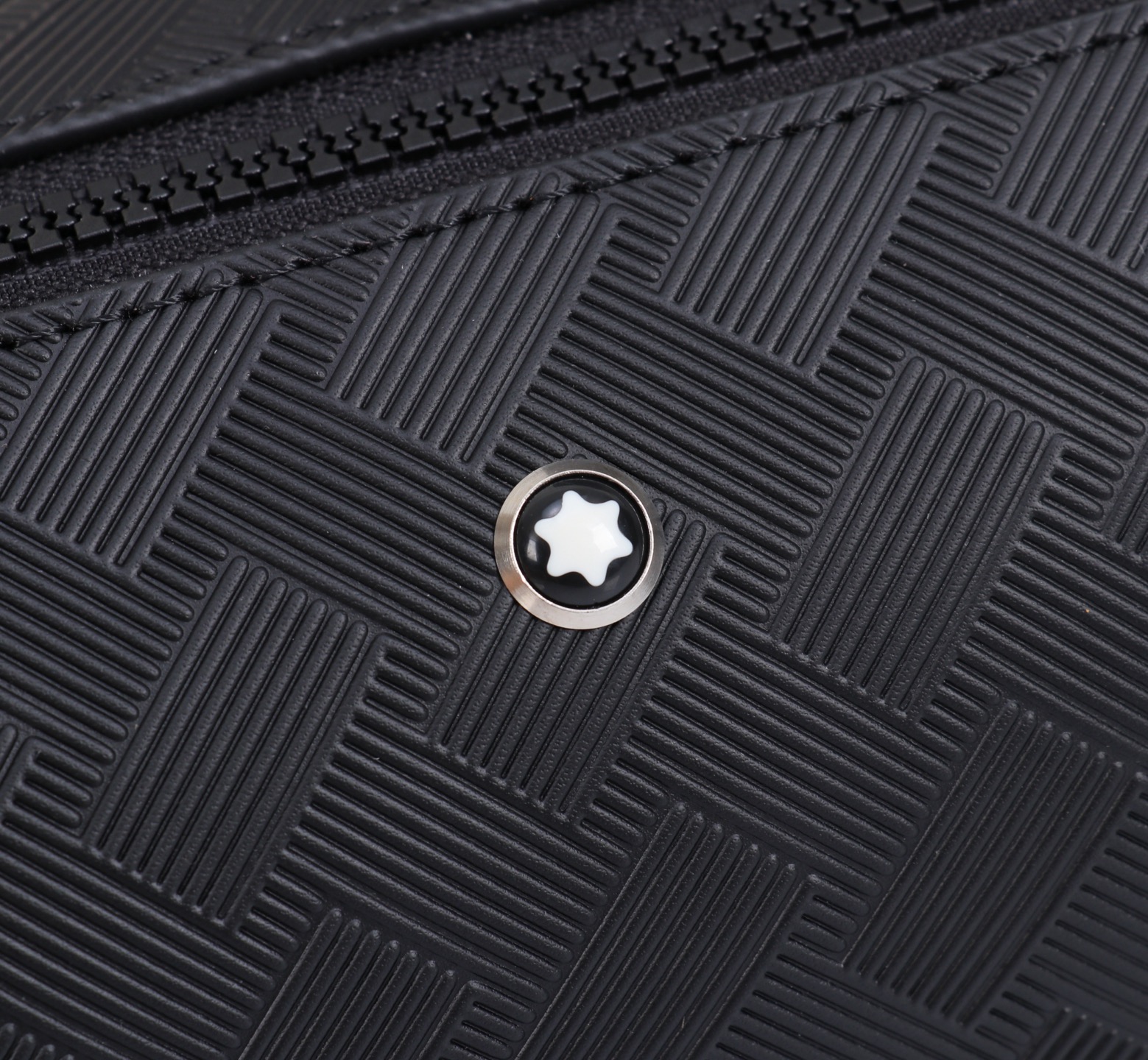 MONTBLANC全新万宝龙风尚3.0系列142邮筒包 型号：MB# 材质：头层牛皮  包装：专柜防尘袋 款式：购版打造