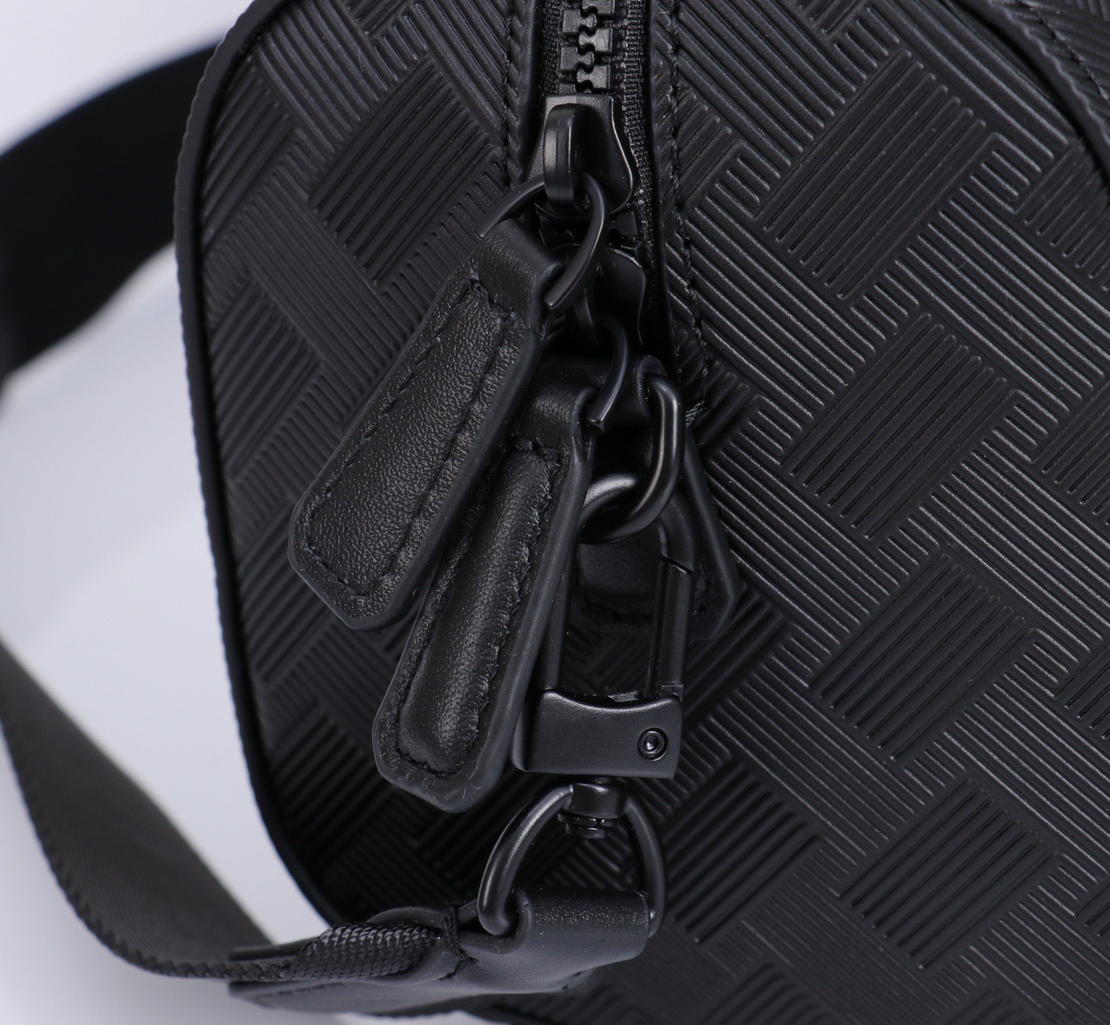 MONTBLANC全新万宝龙风尚3.0系列142邮筒包 型号：MB# 材质：头层牛皮  包装：专柜防尘袋 款式：购版打造