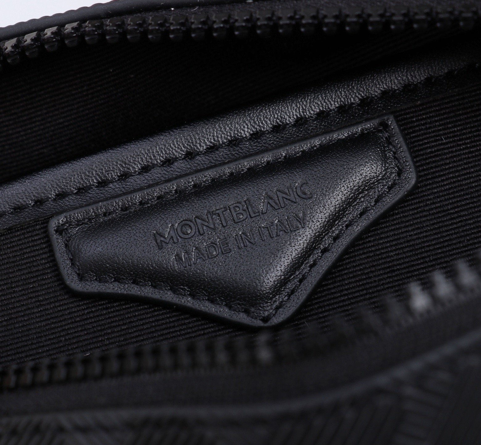 MONTBLANC全新万宝龙风尚3.0系列142邮筒包 型号：MB# 材质：头层牛皮  包装：专柜防尘袋 款式：购版打造