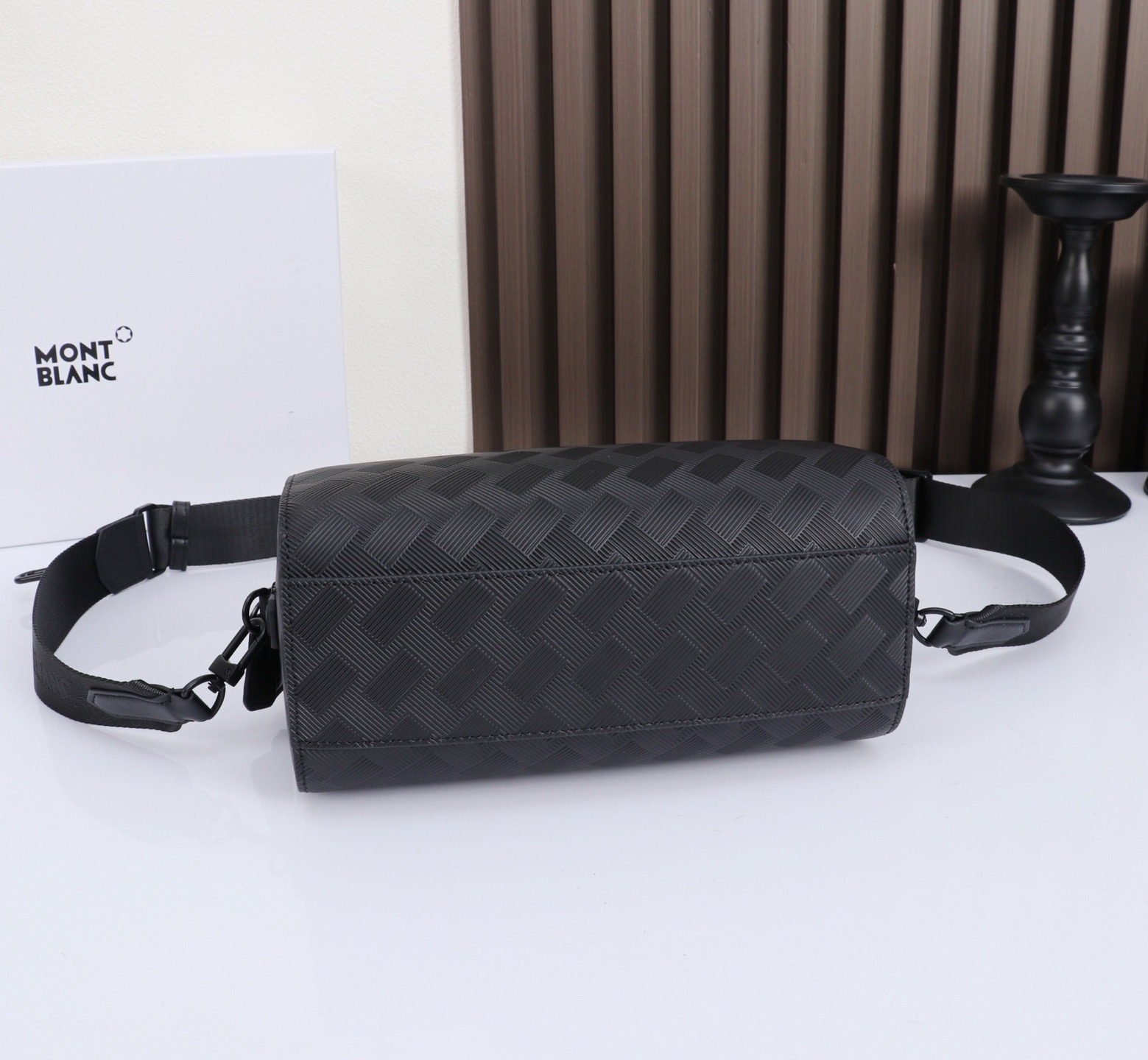 MONTBLANC全新万宝龙风尚3.0系列142邮筒包 型号：MB# 材质：头层牛皮  包装：专柜防尘袋 款式：购版打造