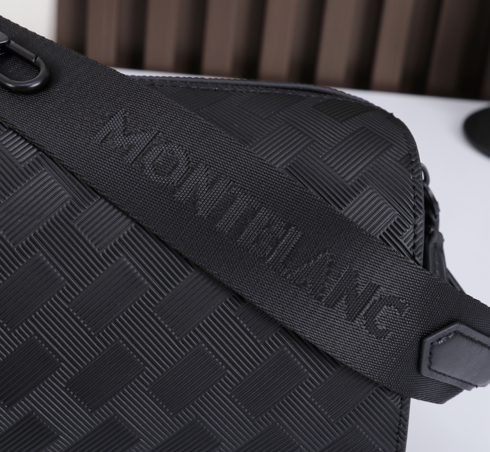 MONTBLANC全新万宝龙风尚3.0系列142邮筒包 型号：MB# 材质：头层牛皮  包装：专柜防尘袋 款式：购版打造