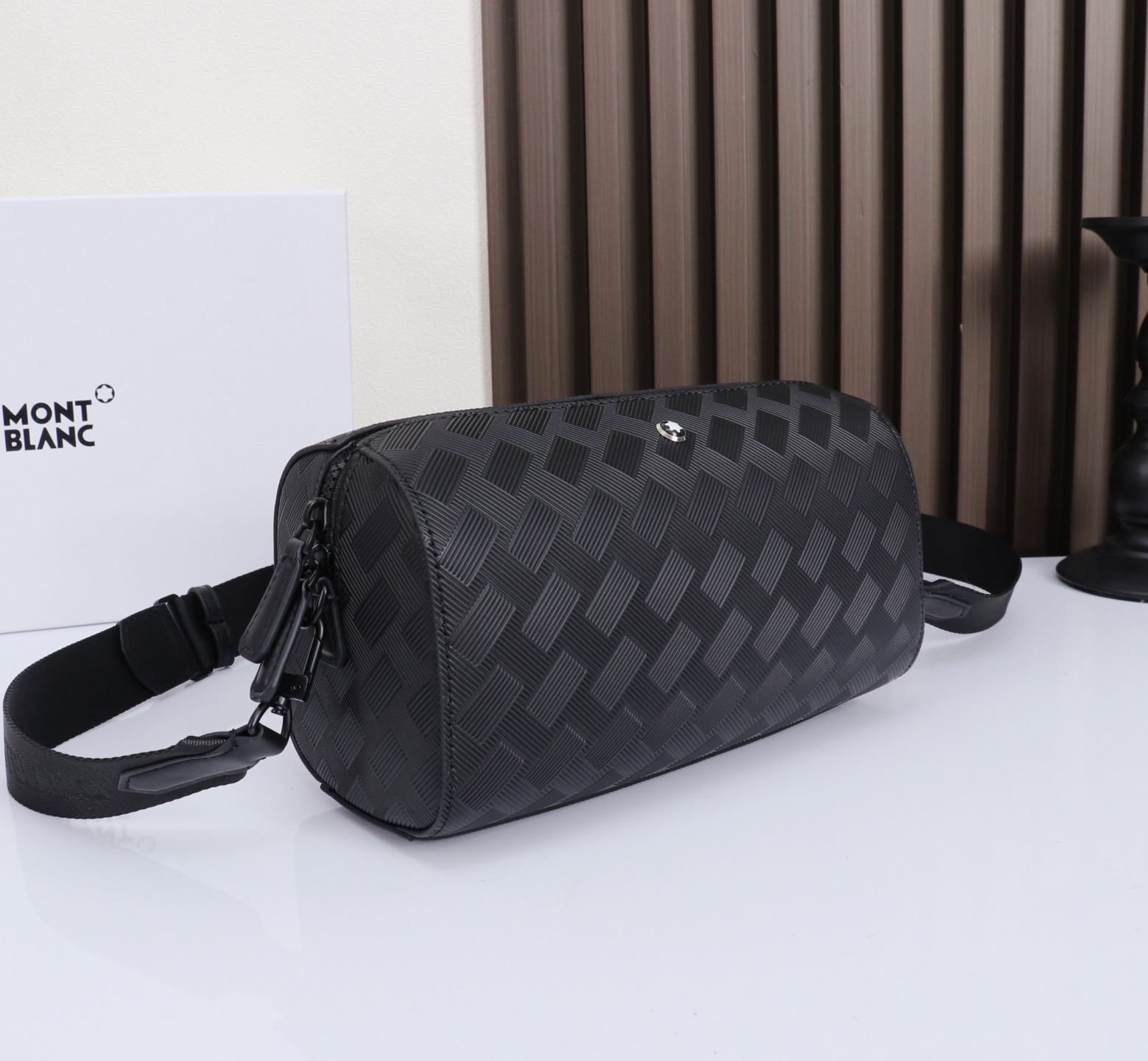 MONTBLANC全新万宝龙风尚3.0系列142邮筒包 型号：MB# 材质：头层牛皮  包装：专柜防尘袋 款式：购版打造