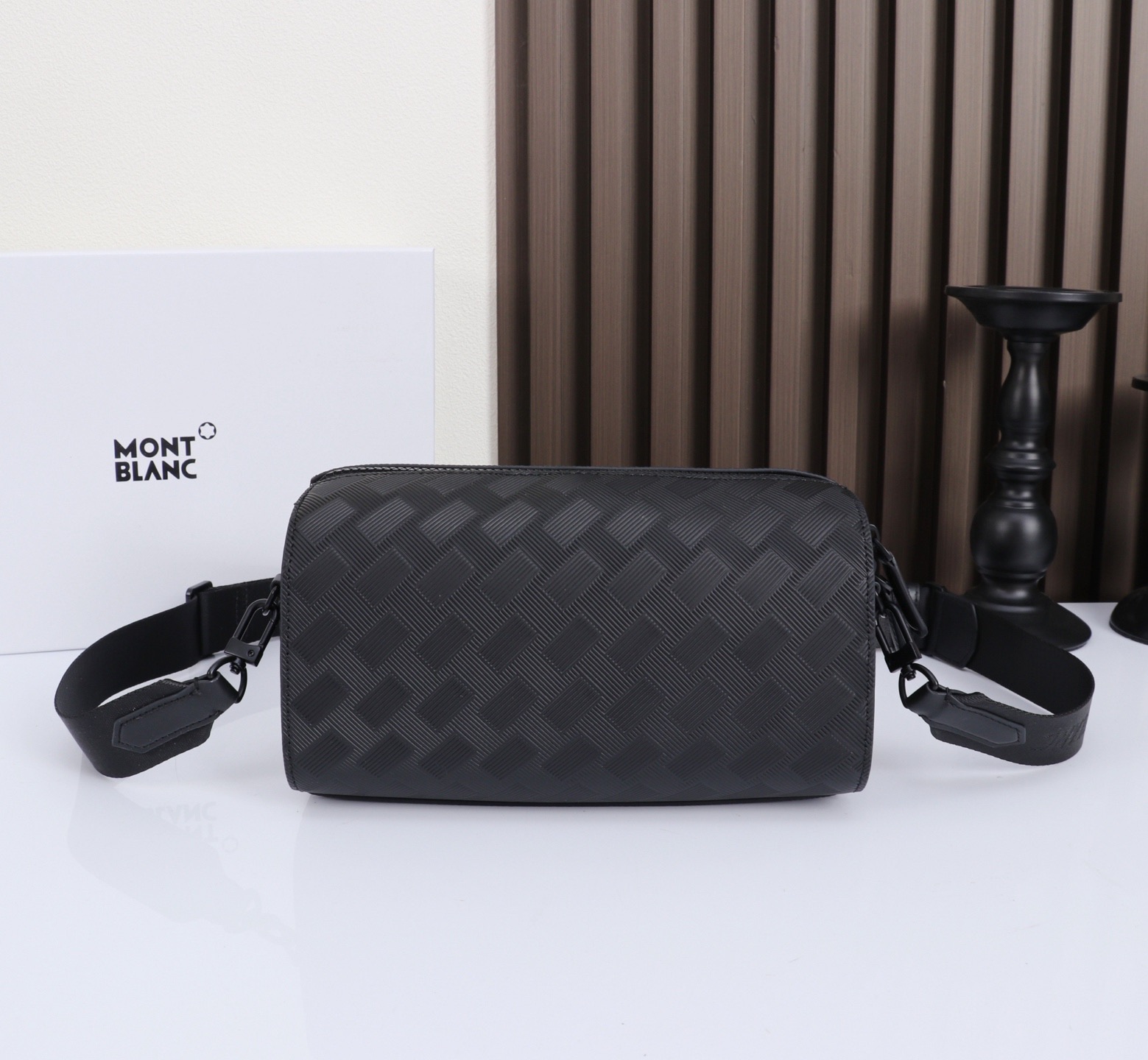 MONTBLANC全新万宝龙风尚3.0系列142邮筒包 型号：MB# 材质：头层牛皮  包装：专柜防尘袋 款式：购版打造