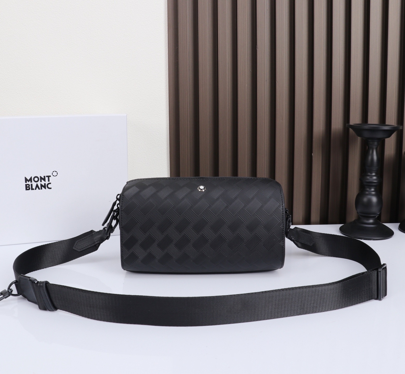 MONTBLANC全新万宝龙风尚3.0系列142邮筒包 型号：MB# 材质：头层牛皮  包装：专柜防尘袋 款式：购版打造