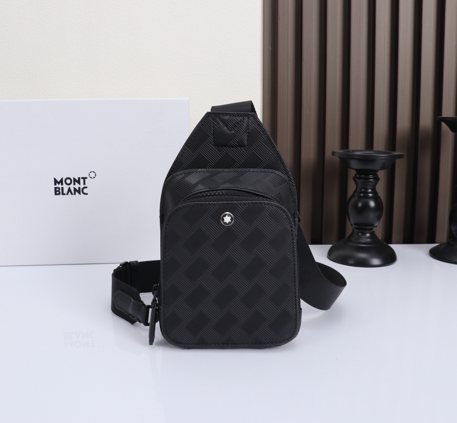 MONTBLANC全新万宝龙风尚3.0系列迷你斜挎包 型号：MB# 材质：头层牛皮  包装：专柜防尘袋  款式：购版打造