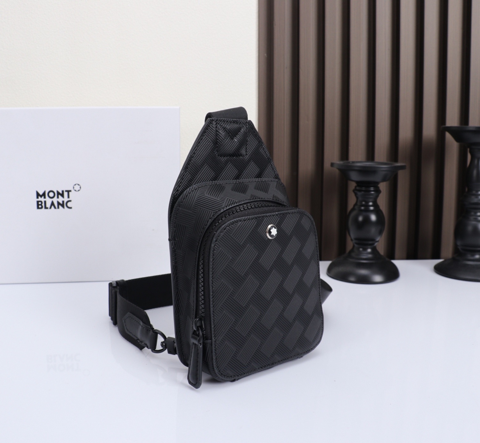 MONTBLANC全新万宝龙风尚3.0系列迷你斜挎包 型号：MB# 材质：头层牛皮  包装：专柜防尘袋  款式：购版打造