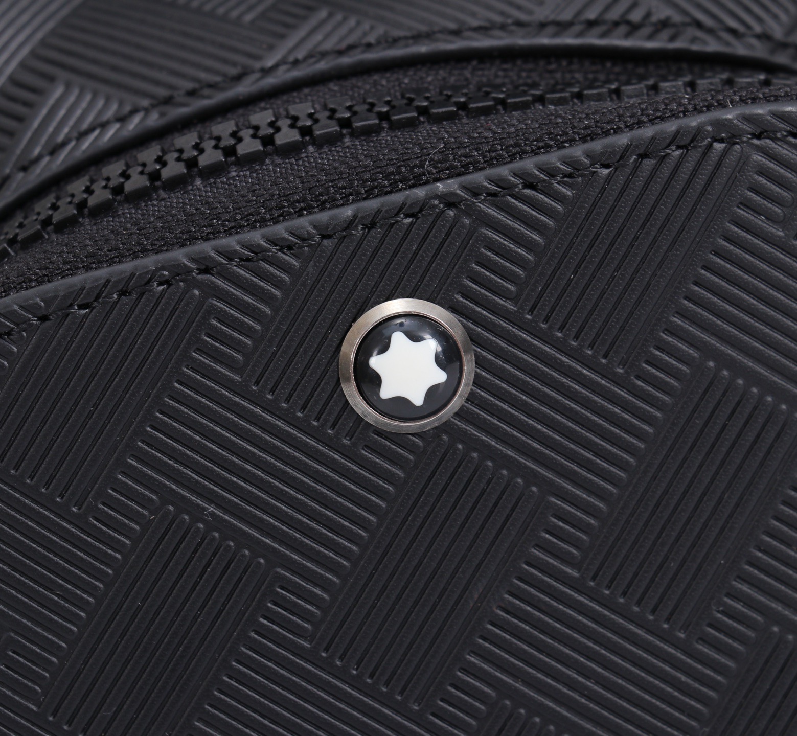 MONTBLANC全新万宝龙风尚3.0系列迷你斜挎包 型号：MB# 材质：头层牛皮  包装：专柜防尘袋  款式：购版打造