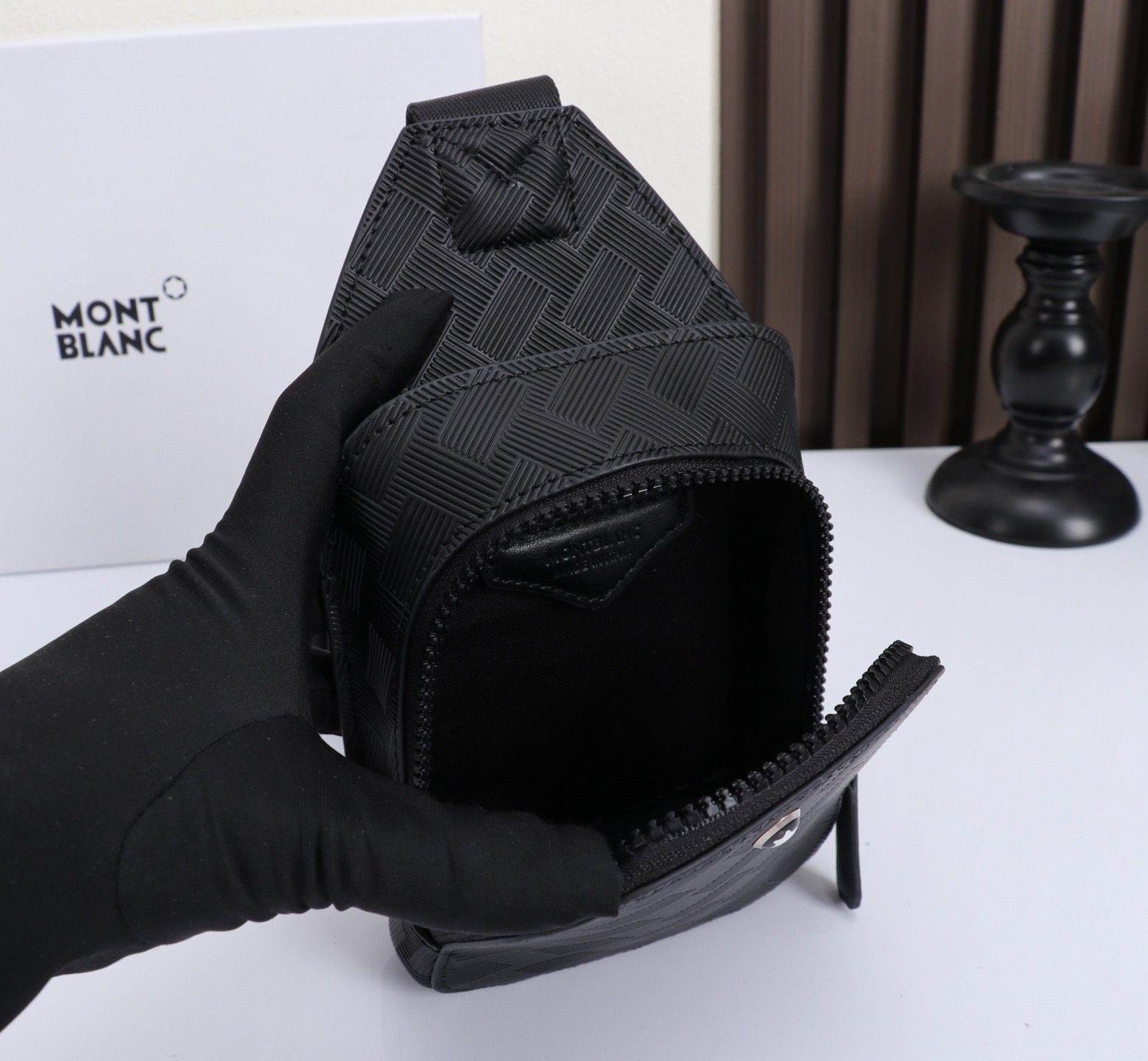 MONTBLANC全新万宝龙风尚3.0系列迷你斜挎包 型号：MB# 材质：头层牛皮  包装：专柜防尘袋  款式：购版打造