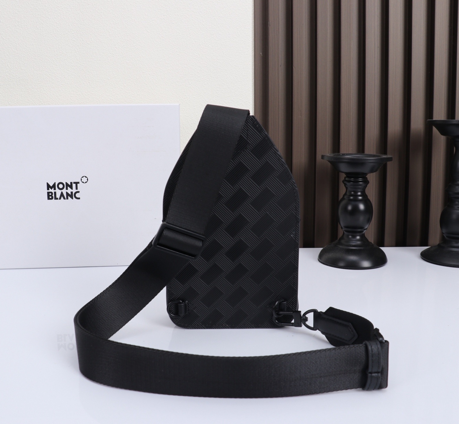 MONTBLANC全新万宝龙风尚3.0系列迷你斜挎包 型号：MB# 材质：头层牛皮  包装：专柜防尘袋  款式：购版打造