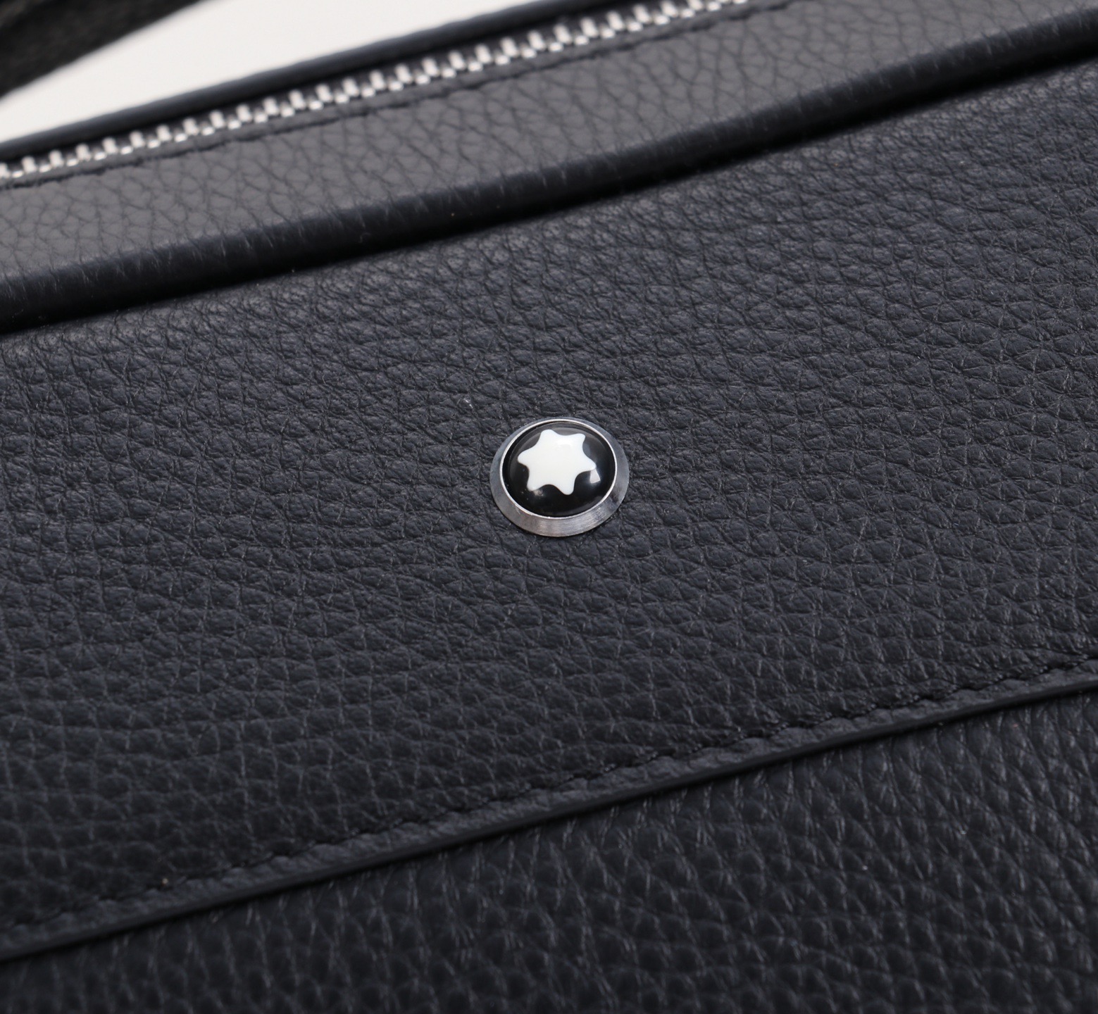 MONTBLANC 万宝龙粒纹系列精选双肩背包 经典黑 型号:MB# 材质:专柜皮牛皮 款式:来自万宝龙专柜购版打 MONTBLANC 万宝龙粒纹系列精选双肩背包 经典黑 型号:MB# 材质:专柜皮牛皮 款式:来自万宝龙专柜购版打