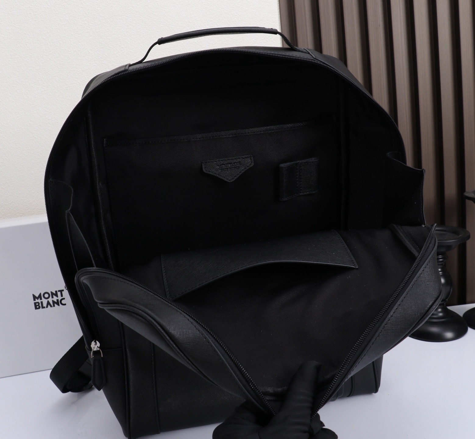MONTBLANC 万宝龙匠心系列精选双肩背包 经典黑 型号:MB# 材质:专柜皮牛皮 款式:来自万宝龙专柜购版打 MONTBLANC 万宝龙匠心系列精选双肩背包 经典黑 型号:MB# 材质:专柜皮牛皮 款式:来自万宝龙专柜购版打